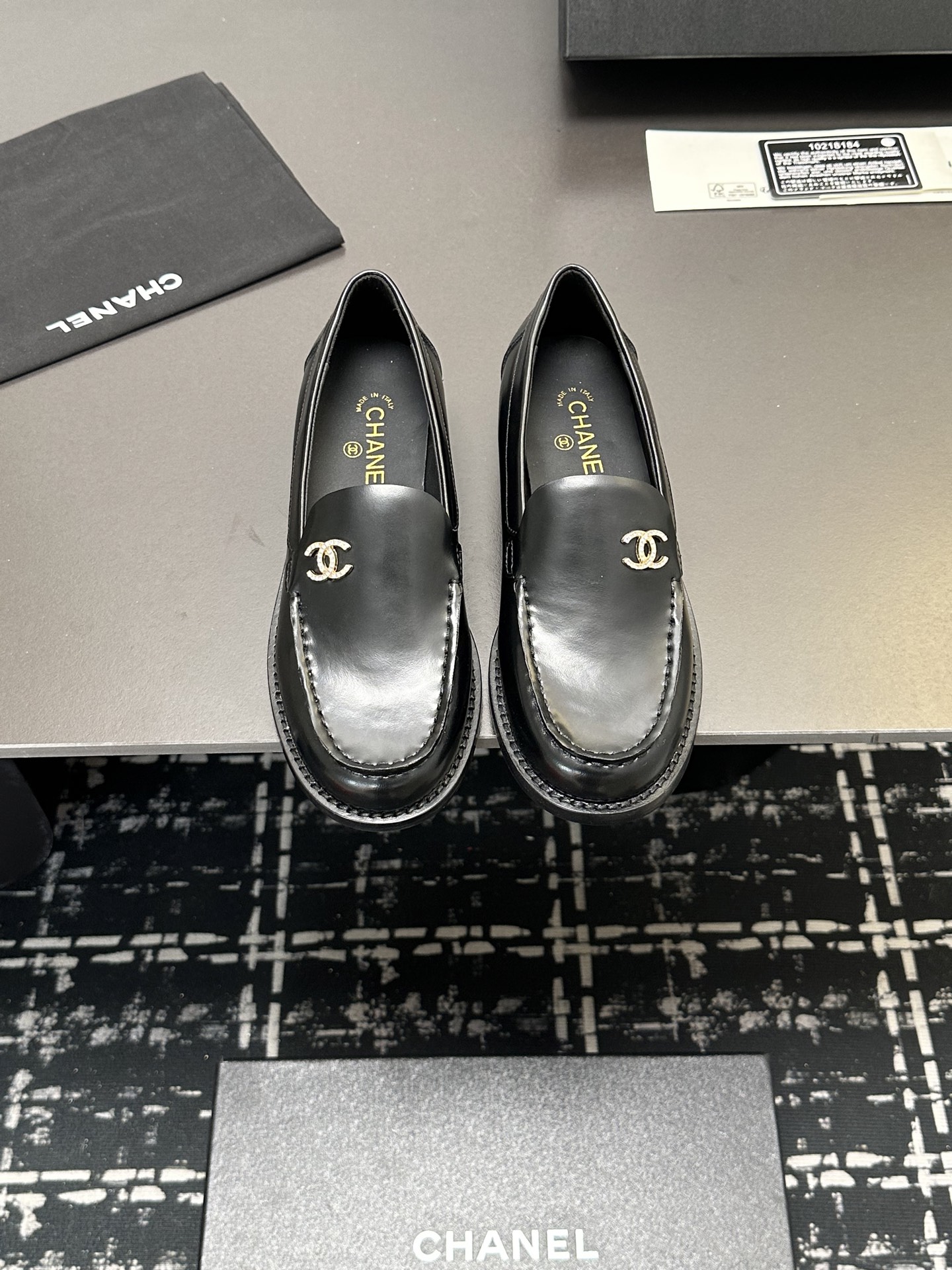 NO:230248,Xiaoxiang is a must-have item for this autumn and winter!  !  Chanel's autumn and winter heavy industry hot product, Xiaohongshu is highly recommended, it looks good no matter how you match it, and it is a must-have for fashionable things. Chanel's women love simple but irresistible combinations show unique styles of dressing, free mixing and matching, and keep up with the fashionable pace of Grandma Shixiang!  !  !  Exquisite details enlarge the original mold opening hardware buckle. Top version purchasing level is created ★The upper is made of original custom cowhide, sheepskin lining, sheepskin footbed, genuine leather sole, size 35-39 (40, 41 customized sandals, loafers, chanel, loafers, sandals, cowhide, sheepskin19860909小香 本季秋冬季必备单品！！ 香奈儿秋冬重工爆款 小红书力推款,怎么搭配都好看,时髦精必备,香奈儿女士钟爱简约又难以抗拒系搭配展现与众不同的穿搭风格、自由混搭闪耀到位跟紧香奶奶时尚步伐！！！精致细节放大看原版开模五金扣 顶级版本代购级别打造★鞋面采用原版定制牛皮,羊皮内里,羊皮垫脚,真皮底,码数35-39（40、41定做 凉鞋单鞋,乐福鞋,chanel,loafers,sandals,cowhide,sheepskin,Women's Shoes