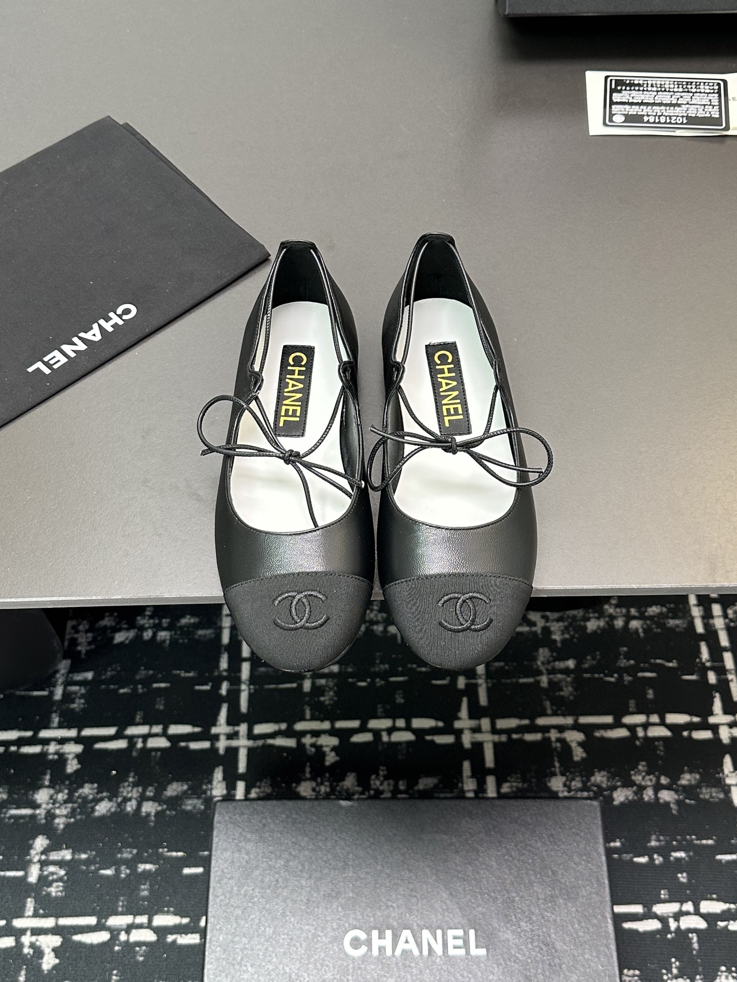 NO:239055,2025 Xiaoxiang must-have items for this season in autumn and winter!  !  Chanel Spring and Autumn Heavy Industry Hot Products, Xiaohongshu is highly recommended, it looks good no matter how you match it. It is a must-have for fashionable things. Chanel's women love simple but irresistible combinations show unique styles of dressing, free mixing and matching, and keep up with the fashionable pace of Grandma Shixiang!  !  !  Exquisite details enlarge to see the top version purchasing level created★The upper uses original custom sheepskin, sheepskin inner lining, sheepskin footbed, genuine leather sole, size 35-39 (40, 41 customized, ballet shoes, chanel, sheepskin198609092025小香 本季秋冬季必备单品！！ 香奈儿春秋重工爆款 小红书力推款,怎么搭配都好看,时髦精必备,香奈儿女士钟爱简约又难以抗拒系搭配展现与众不同的穿搭风格、自由混搭闪耀到位跟紧香奶奶时尚步伐！！！精致细节放大看顶级版本代购级别打造★鞋面采用原版定制羊皮,羊皮内里,羊皮垫脚,真皮底,码数35-39（40、41定做,芭蕾舞鞋,chanel,sheepskin,Women's Shoes