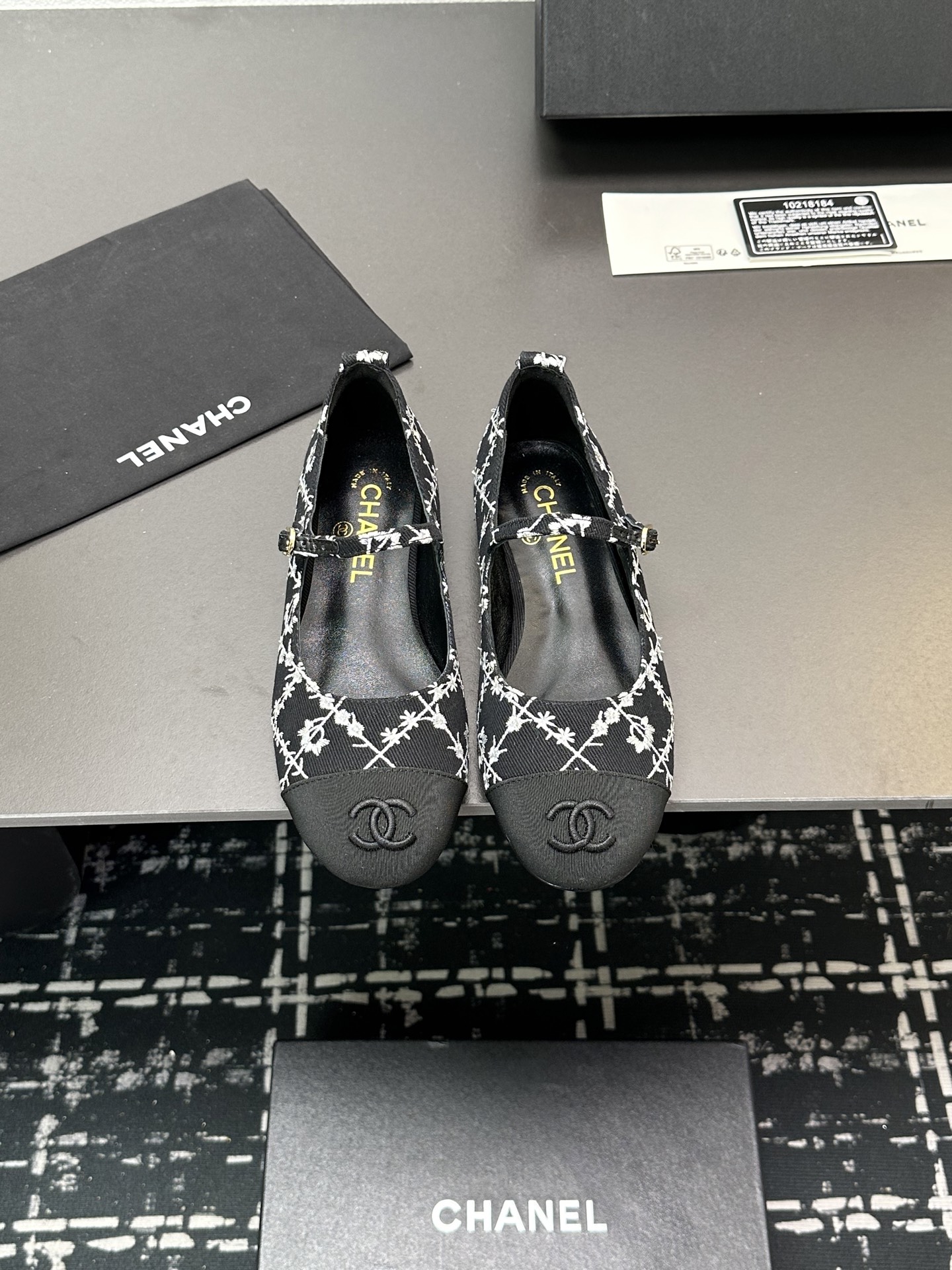 NO:230228,2025 Xiaoxiang must-have items for this season in autumn and winter!  !  Chanel Spring and Autumn Heavy Industry Hot Products, Xiaohongshu is highly recommended, it looks good no matter how you match it. It is a must-have for fashionable things. Chanel's women love simple but irresistible combinations show unique styles of dressing, free mixing and matching, and keep up with the fashionable pace of Grandma Shixiang!  !  !  Exquisite details enlarge to see the top version purchasing level created★The upper is made of original custom embroidered satin, sheepskin inner lining, sheepskin footbed, genuine leather sole, size 35-39 (40, 41 customized, single shoes, chanel, sheepskin, silk fabric198609092025小香 本季秋冬季必备单品！！ 香奈儿春秋重工爆款 小红书力推款,怎么搭配都好看,时髦精必备,香奈儿女士钟爱简约又难以抗拒系搭配展现与众不同的穿搭风格、自由混搭闪耀到位跟紧香奶奶时尚步伐！！！精致细节放大看顶级版本代购级别打造★鞋面采用原版定制刺绣绸缎,羊皮内里,羊皮垫脚,真皮底,码数35-39（40、41定做,单鞋,chanel,sheepskin,silk fabric,Women's Shoes