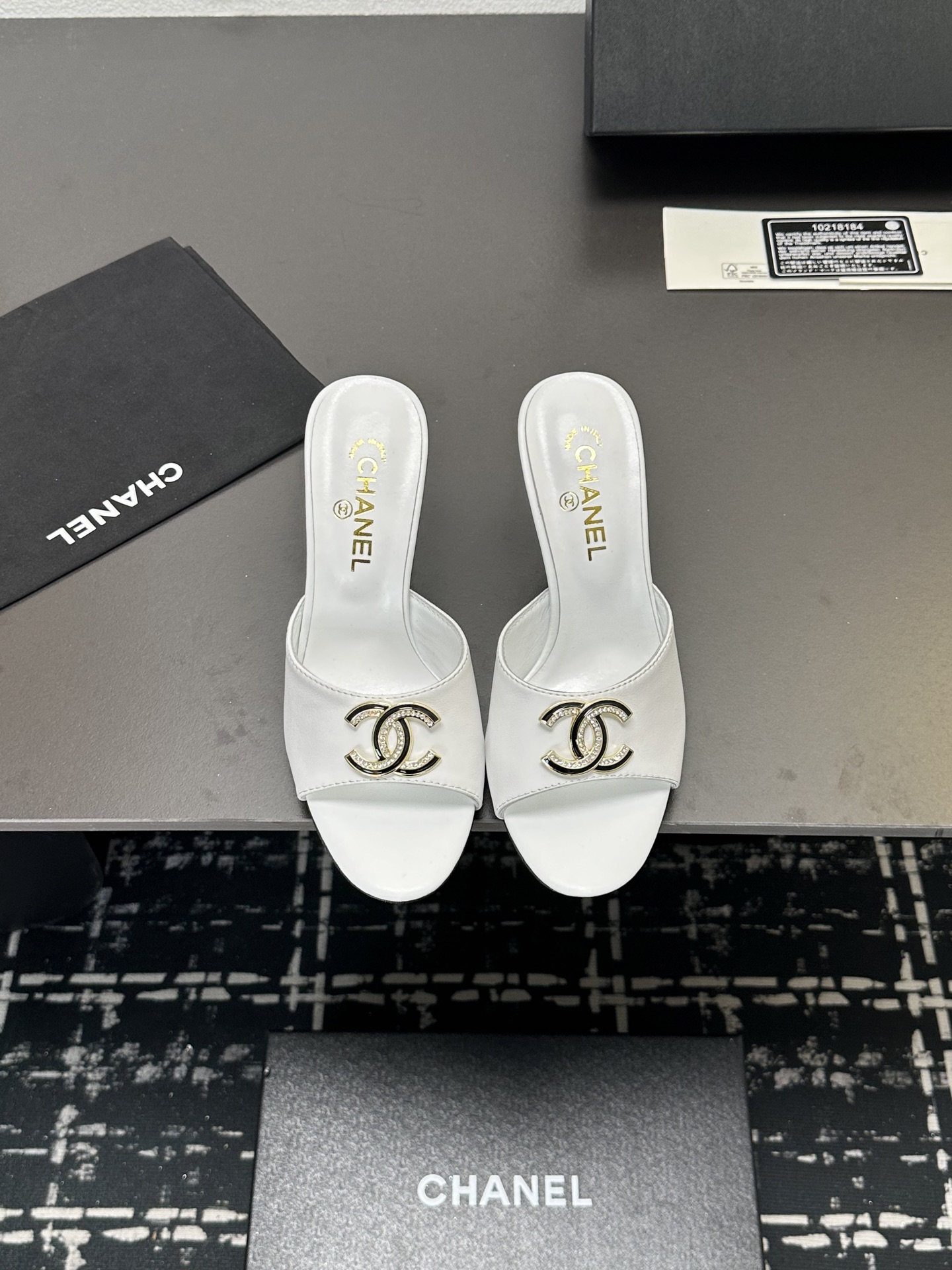 NO:230231,2025★★★★★★ Many celebrities are here to watch, a versatile series that domestic and foreign bloggers are popular. A must-have for spring and summer wardrobe matching. Sandals are the first choice. Upper imported super soft sheepskin inner lining: imported crystal sheepskin inner lining, original mold-open custom leather sole Shoe size: 35-39 (34, 40, 41, customized without return and exchange) Delivery luxury latest counter synchronous packaging, slippers, sandals, slippers, sheepskin198609092025★★★★★ 众多明星网红上脚,国内外博主刷爆的一个百搭系列,春夏衣橱搭配必备 凉鞋首选. 鞋面进口超柔羊皮  内里: 进口水晶羊皮内里 大底原版开模定制真皮底 鞋码: 35-39（34、40、41、定做不退换） 配送豪华最新专柜同步包装,拖鞋,sandals,slippers,sheepskin,Women's Shoes