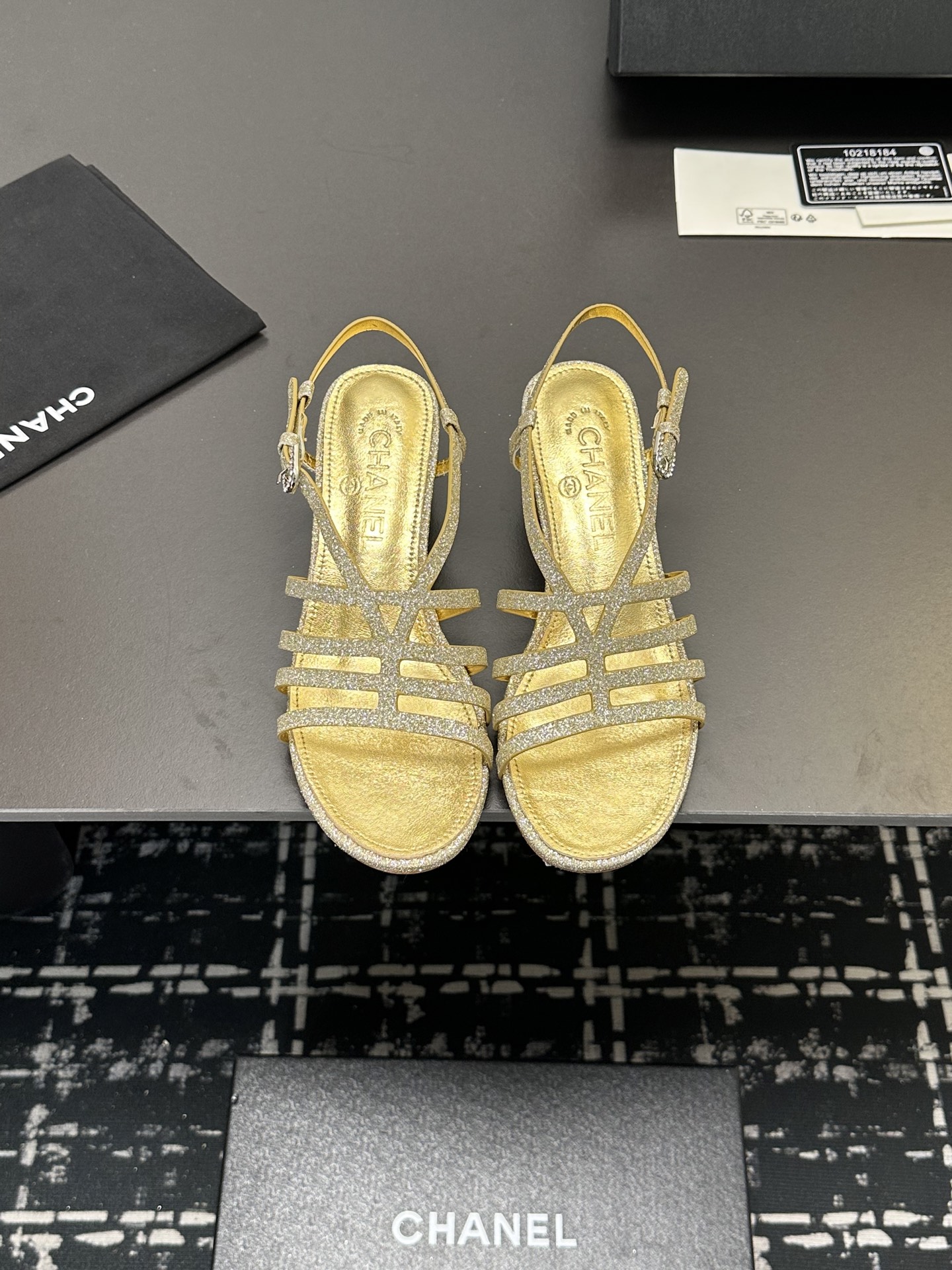 NO:239066,2025 Xiaoxiang must-have items for this season in autumn and winter!  !  Chanel's autumn and winter heavy industry hot product, Xiaohongshu is highly recommended, it looks good no matter how you match it, and it is a must-have for fashionable things. Chanel's women love simple but irresistible combinations show unique styles of dressing, free mixing and matching, and keep up with the fashionable pace of Grandma Shixiang!  !  !  Exquisite details enlarge the original mold opening hardware buckle. Top version purchasing level is created ★The upper is made of original custom-made special materials, sheepskin lining, sheepskin footbed, genuine leather sole, size 35-39 (40, 41 custom made, sandals, chanel, sandals, sheepskin198609092025小香 本季秋冬季必备单品！！ 香奈儿秋冬重工爆款 小红书力推款,怎么搭配都好看,时髦精必备,香奈儿女士钟爱简约又难以抗拒系搭配展现与众不同的穿搭风格、自由混搭闪耀到位跟紧香奶奶时尚步伐！！！精致细节放大看原版开模五金扣 顶级版本代购级别打造★鞋面采用原版定制特殊材质,羊皮内里,羊皮垫脚,真皮底,码数35-39（40、41定做,凉鞋,chanel,sandals,sheepskin,Women's Shoes