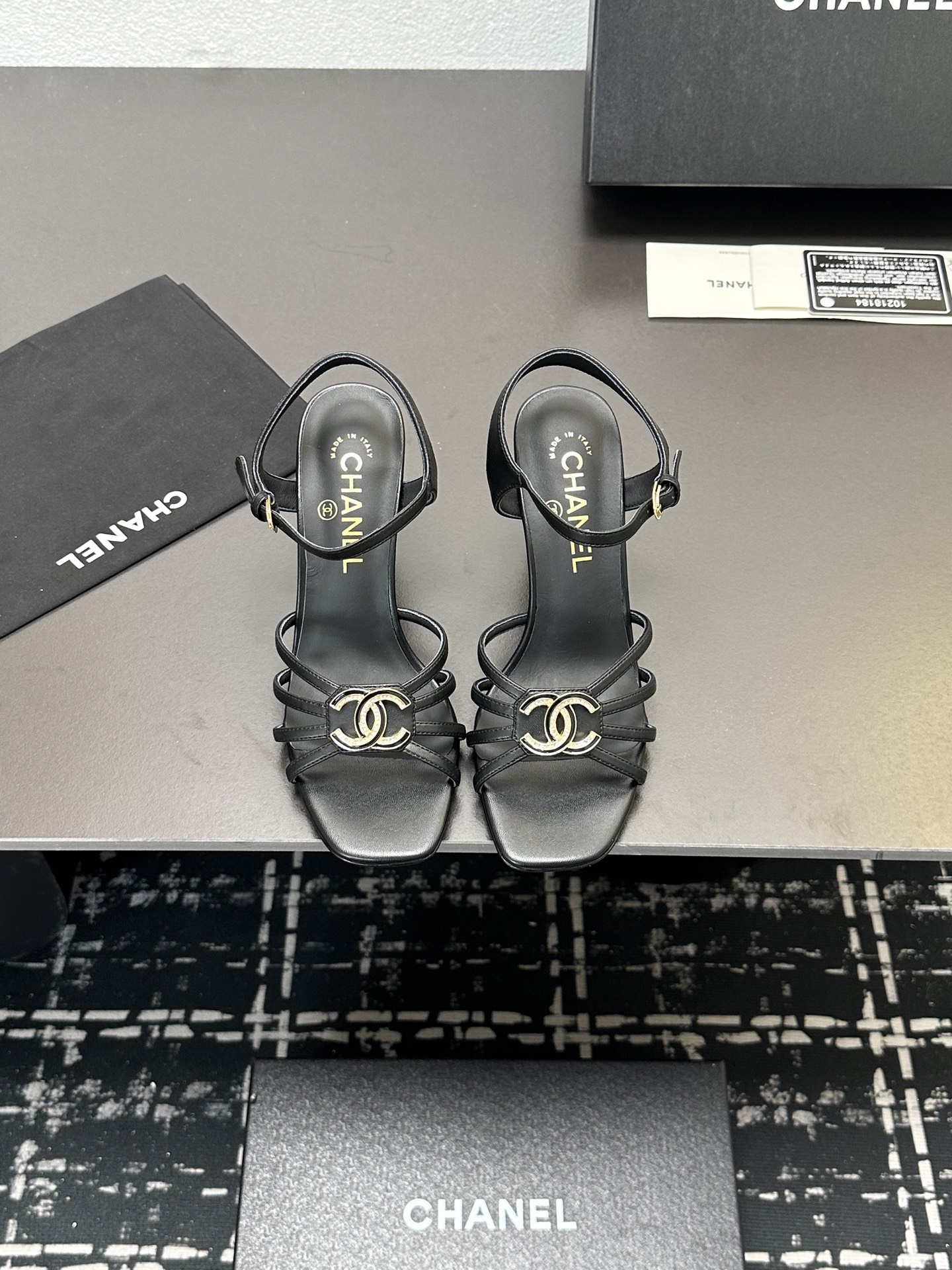 NO:239050,* 24P early autumn sandals are the most popular sandals. The counter is snatched up. Photos are popular on major social platforms. This episode of the catwalk is definitely too handsome and is definitely the hottest style of this season. The counter fairies are really too aware of the goods. They don’t get stuck or scratch their feet. The texture is very soft and comfortable. Classic black and white combination, super versatile. 1 fabric: counter original sheepskin 2 inner lining: environmentally friendly mixed sheepskin 3 soles: genuine leather 5 size 35-40 (40 41 custom made, sandals, sandals, slippers, sheepskin19860909* 24P早秋最爆凉拖鞋 专柜简直疯抢了,各大社交平台热门晒图,这期的走秀款绝对太帅了,绝对是这一季最热门的款式,专柜仙女们真的太识货了,不卡脚也不会磨脚,质感上脚是非常柔软舒服的.经典的黑白配,超级百搭. 1面料:专柜原版羊皮 2内里:环保混种羊皮 3大底:真皮 5码数35-40（40 41定做,凉鞋,sandals,slippers,sheepskin,Women's Shoes