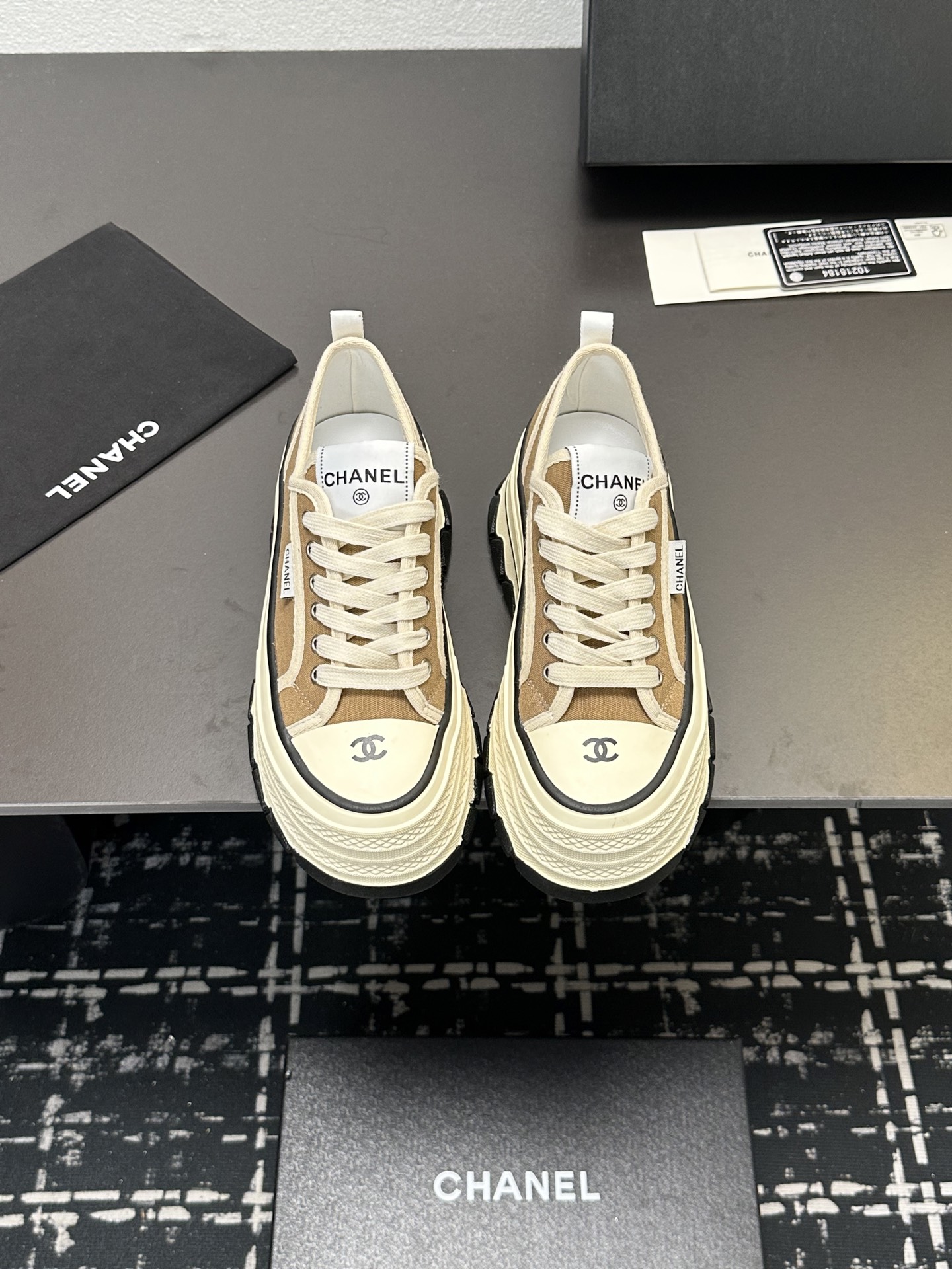 NO:239064,– Chanel thick-soled canvas cookies shoes. The new retro canvas series presents a slack posture and lightweight to start the summer journey. Continue the iconic deconstructed silhouette of ANN ANDELMAN. The shoe body is presented with simple three-dimensional lines and double A logo. The upper is covered with breathable canvas fabric, and the upper is injected with softness to enhance the feel of the feet. It uses a silhouette rubber thick sole, and the geometric texture embellishes the rubber edge details. ** The leg pulling effect is comparable to leg plastic surgery. It makes the legs look thin and long and can be easily held in all styles. It can be matched with whatever you want!  Upper material cowhide inner material sheepskin size 35-40, casual shoes/sports shoes, chanel, sneakers, cowhide, sheepskin19860909–香奈儿厚底帆布饼干鞋 全新复古帆布系列,呈递松弛之姿,轻盈于形开启盛夏之旅. 延续ANN ANDELMAN 标志性解构化廓形,鞋身以简约立体线条及双A logo呈现,鞋面覆盖透气帆布面料,注入上层柔软提升脚感,采用廓形橡胶厚底,几何纹理点缀橡胶包边细节.**拉腿效果堪比腿部整形 巨显腿细腿长各种风格都能轻松hold住 随便搭！ 鞋面材质牛皮 内里材质羊皮里 码数35-40,休闲鞋/运动鞋,chanel,sneakers,cowhide,sheepskin,Women's Shoes