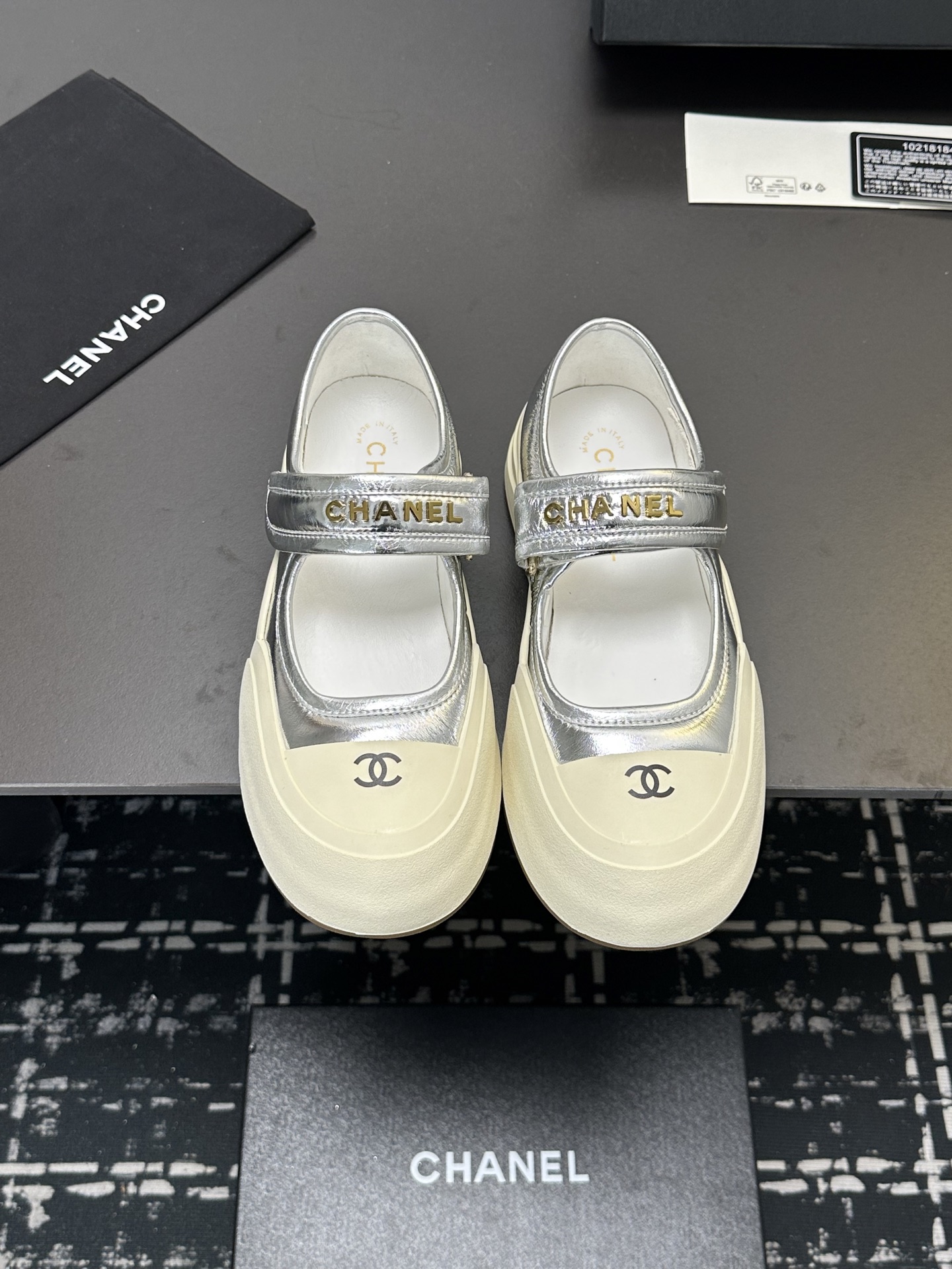 NO:239062,Chanel 25C Spring and Summer Mary Zhen's new casual sneakers Ceiling top quality [Perfect] This boot is really a small lucky star, thick sole 5cma, more refined, makes your legs look thin, the key is that it is very comfortable to wear. Imported cowhide upper, inner sheepskin, outsole, genuine open mold tpu outsole ~ heel height 5cm Size35-40 (41 custom made, no return or exchange), Mary Zhen, chanel, boots, mary jane, sneakers, cowhide, sheepskin19860909Chanel 25C 春夏玛丽珍新款休闲运动鞋 天花板顶级品质[得意] 这款靴子真的是小个子福星,厚底5cma 更精致一点 ,显腿瘦,关键是上脚很舒服 鞋面进口牛皮 内里羊皮里 大底正品开模tpu大底～跟高5cm Size35-40（41订做不退换）,玛丽珍,chanel,boots,mary jane,sneakers,cowhide,sheepskin,Women's Shoes