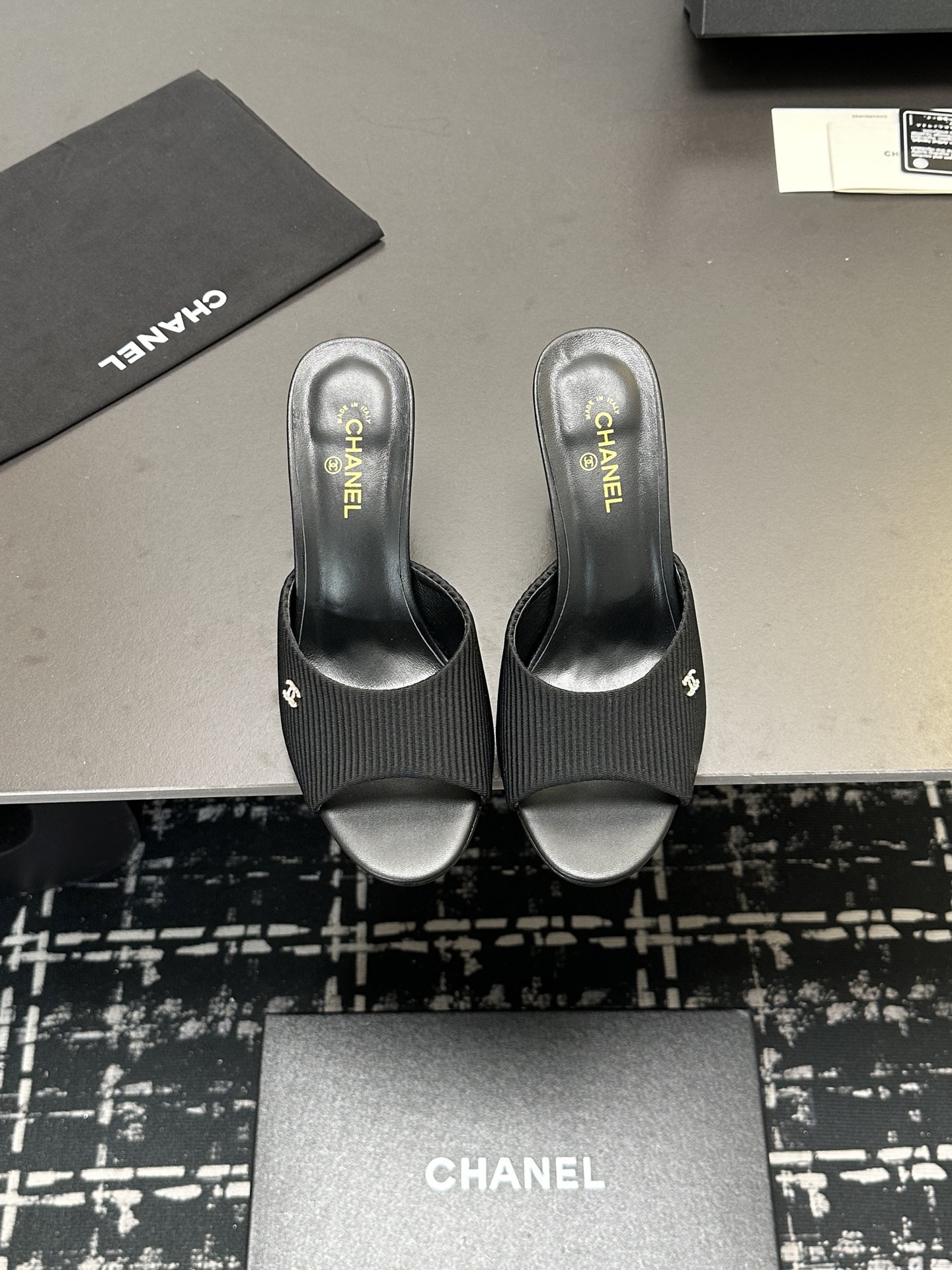 NO:230233,CHANE*｜Xiaoxiang 25P Spring and Summer New Product Series Double C High Heel Slippers This season's mesh lace is breathtakingly beautiful!  It is hazy and can't see clearly. Whether it is a clothes or a skirt, it is faintly sexy when worn on a woman. It is very dreamy and romantic, playful and cute, full of temperament, and it is fashionable and modern, revealing a hint of elegant charm!  This shoe satisfies all girls' fantasies about high heels. It has a girlish feel and can also be worn to look like a goddess!  The upper is made of custom imported sheepskin, the inner tiptoe is all lambskin, Italian imported cowhide, heel height 8cm zesi35-39 (customized by 40/41), slippers, chanel, high heels, slippers, skirts, cowhide, sheepskin, sheep19860909CHANE*｜小香25P春夏新品 系列双C高跟拖鞋 这一季的网纱蕾丝美得让人窒息！ 朦胧看不清,不管是衣服还是裙子 穿在女人身上,若隐若现的小性感 很梦幻很浪漫,俏皮可爱,气质十足 又不失时尚现代感,透出丝丝优雅魅力！ 这款鞋满足了女生对高跟鞋的所有幻想 既有少女感,也可以穿出女神范！ 鞋面采用定制进口羊京羊皮 内里踮脚均为小羊皮 意大利进口牛皮大底 跟高8cm zesi35-39（40/41定制）,拖鞋,chanel,high heels,slippers,skirts,cowhide,sheepskin,sheep,Women's Shoes