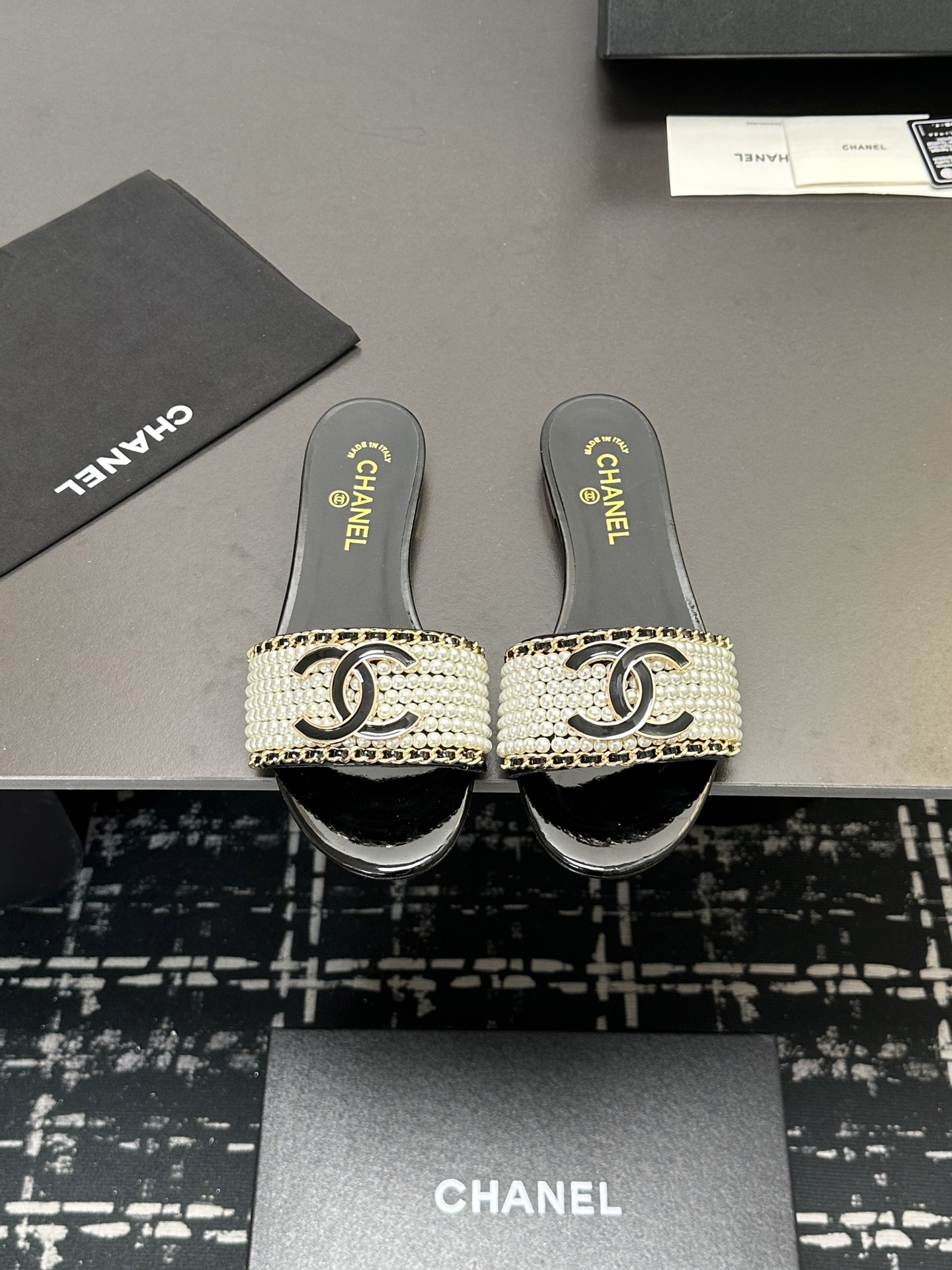 NO:230237,High-version Xiaoxiangjia single shoes CHANE*｜, big hit!  Xiaoxiang 2025a official website Chanel spring and summer sandals dancing shoes series new loafers full of retro style. Delicate shoe shape looks very likable, small round toe sets off the feet, giving people the retro sentimental shoes of the past, new European and American catwalks, hot products 1 Original custom cowhide/sheepskin/original open mold hardware/sewn pearls 2 Original sheepskin inner silk sheepskin insole 3 soles: original genuine leather outsole. 4 sizes 35-41 (40 41 custom made without return or exchange), slippers, chanel, chanel, chanel, loafers, sandals, slippers, cowhide, sheepskin, Leather soles19860909高版本小香家单鞋CHANE*｜,大爆款！小香2025a官网香奈儿春夏凉鞋跳舞鞋系列新品乐福鞋满满的复古风 秀气的鞋型 看着就很讨喜,小圆头 衬托脚也变得瘦瘦的,上脚给人就是一年代的复古情怀鞋、欧美走秀新款,爆款产品 1原版定制牛皮/羊皮/原版开模五金/缝制珍珠 2原版羊皮内里丝绸羊皮鞋垫 3大底:原版真皮大底. 4码数35-41（40 41定做不退换）,拖鞋,chanel,chanel,chanel,loafers,sandals,slippers,cowhide,sheepskin,Leather soles,Women's Shoes