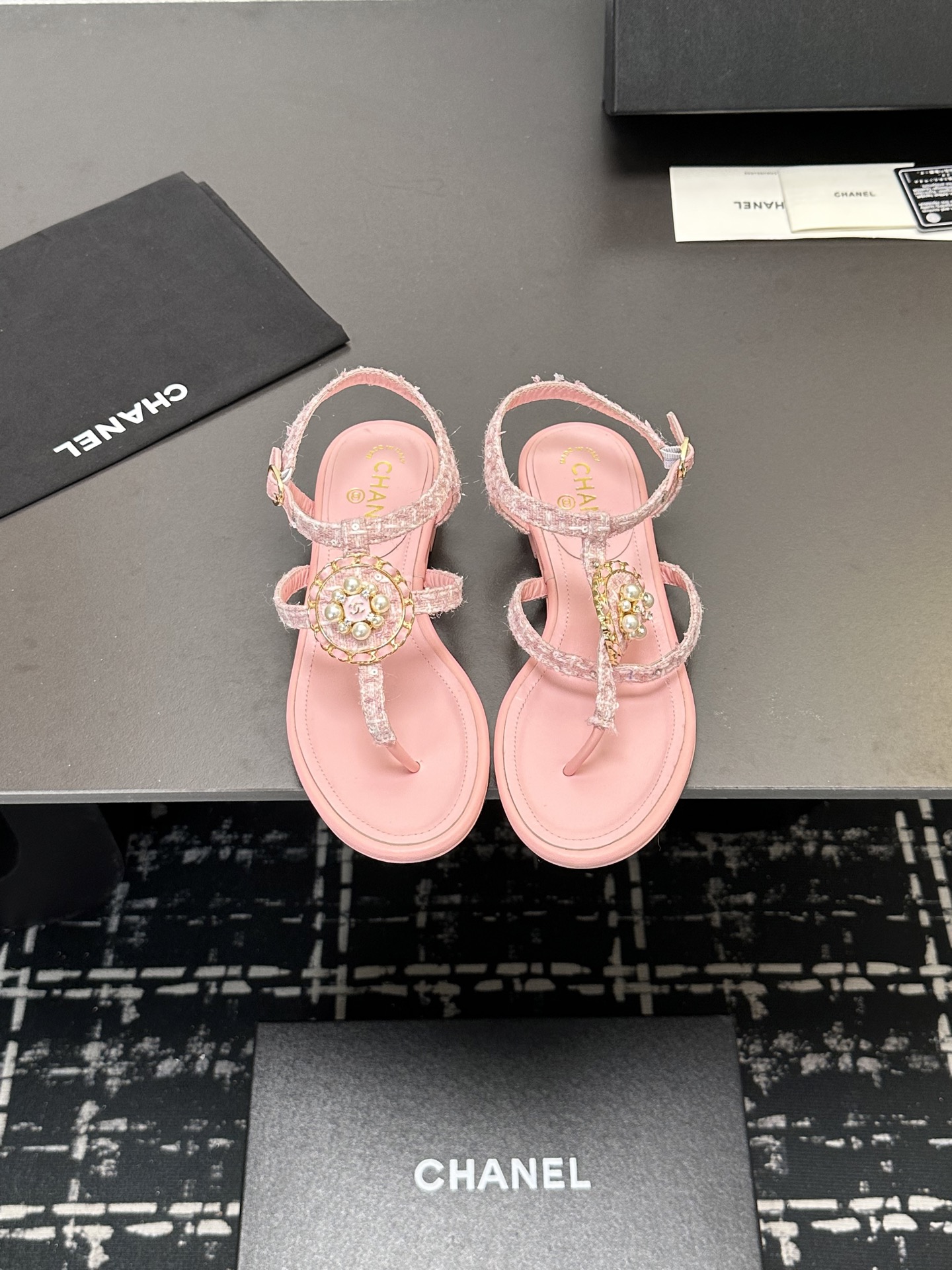 NO:239060,High-version Xiaoxiangjia single shoes CHANE*｜, big hit!  Xiaoxiang 2025a official website Chanel spring and summer sandals dancing shoes series new loafers full of retro style. Delicate shoe shape looks very likable, small round toe sets off the feet, giving people the retro sentimental shoes of the past, new European and American catwalks, hot products 1 Original custom sheepskin/original custom fabric/original mold opening hardware 2 Original sheepskin inner silk sheepskin insole 3 soles: original genuine leather outsole. 4 sizes 35-41 (40 41 custom made without return or exchange), split-toe shoes, chanel, chanel, chanel, loafers, sandals, sheepskin, Leather soles19860909高版本小香家单鞋CHANE*｜,大爆款！小香2025a官网香奈儿春夏凉鞋跳舞鞋系列新品乐福鞋满满的复古风 秀气的鞋型 看着就很讨喜,小圆头 衬托脚也变得瘦瘦的,上脚给人就是一年代的复古情怀鞋、欧美走秀新款,爆款产品 1原版定制羊皮/原版定制面料/原版开模五金 2原版羊皮内里丝绸羊皮鞋垫 3大底:原版真皮大底. 4码数35-41（40 41定做不退换）,分趾鞋,chanel,chanel,chanel,loafers,sandals,sheepskin,Leather soles,Women's Shoes