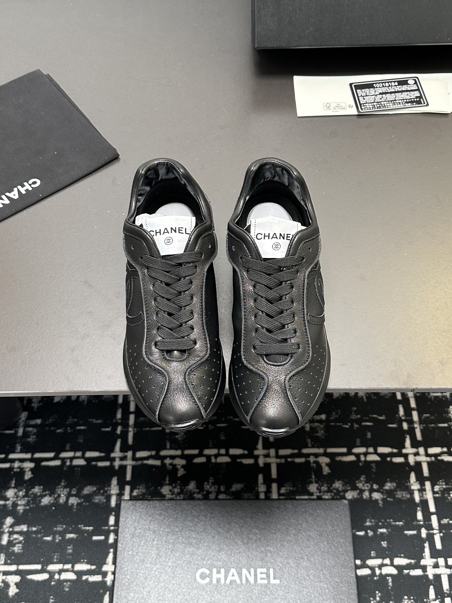 NO:239058,size: 35-40 (41 custom made without return or exchange) CHANEL 25C early spring vacation model, new shoe model is launched. A pair of comfortable shoes can reduce the fatigue of your feet. The new model is very versatile. Whether it is daily wear, sister party, workplace commuting, outdoor sports and various occasions, it can be easily controlled to increase height and make your legs straight, modify the foot shape, comfortable and not polish your feet, breathable, and you can also wear it in summer. You can also wear it with temperament and workplace. Fabrics are environmentally friendly cowhide tendons, casual shoes/sports shoes, chanel, sneakers, cowhide19860909size: 35-40 (41定做不退不换) CHANEL 25C早春度假款,新鞋型首发 一双舒适的鞋子能给自己减少脚下的劳累,新款Very 百搭 不管是日常穿搭,姐妹聚会 职场通勤,户外运动及各种场合都是可以轻松驾驭的增高显腿直、修饰脚型、舒服舒适不磨脚、透气性很好、夏天也可以穿哦、穿上气质拉满上班族也能轻松拥有 面料环保牛皮牛筋,休闲鞋/运动鞋,chanel,sneakers,cowhide,Women's Shoes