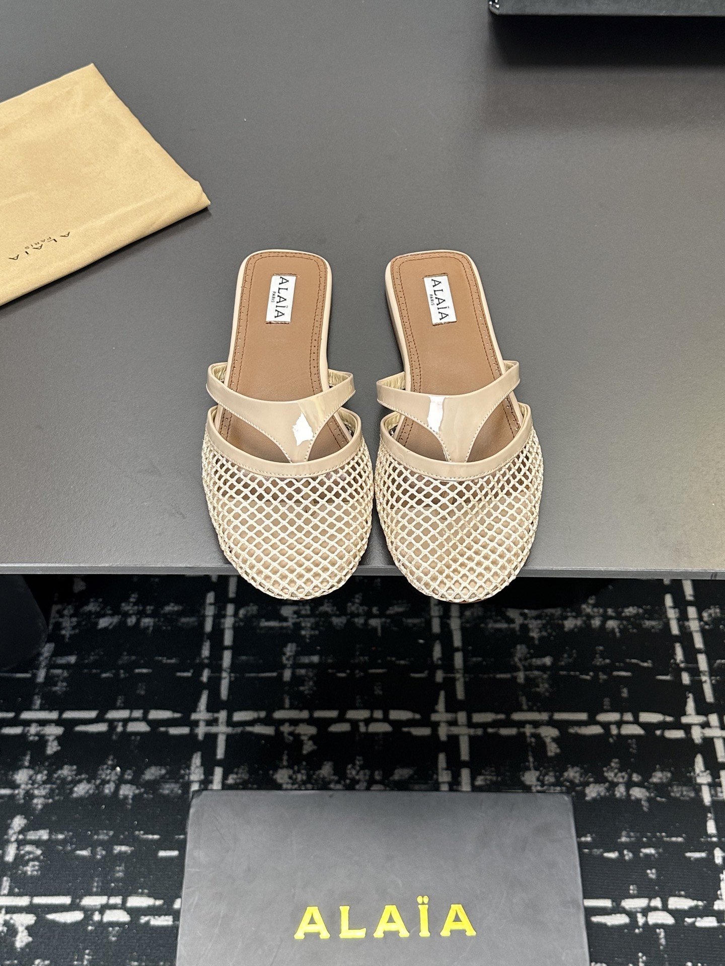 NO:262298,Alaia catwalk flat-sole bag drag, same as Zhang Xiaohui, sweet and cool ballet style, a popular ballet shoes, romantic and charming, comfortable and versatile, original customized cowhide/mesh/yangjing fabric, sheepskin inner private mold rubber non-slip sole, size 35-39 (4041 custom made without return), semi-drag, alaia, cowhide, sheepskin, sheep19860909Alaia 走秀款平底包拖 章小蕙同款 甜酷芭蕾风 人气超高的一款芭蕾舞鞋,浪漫又迷人 舒适百搭 原版订制牛皮/网纱/羊京面料 羊皮内里 私模橡胶防滑大底 码数35-39（4041订做不退换）,半拖,alaia,cowhide,sheepskin,sheep,Women's Shoes