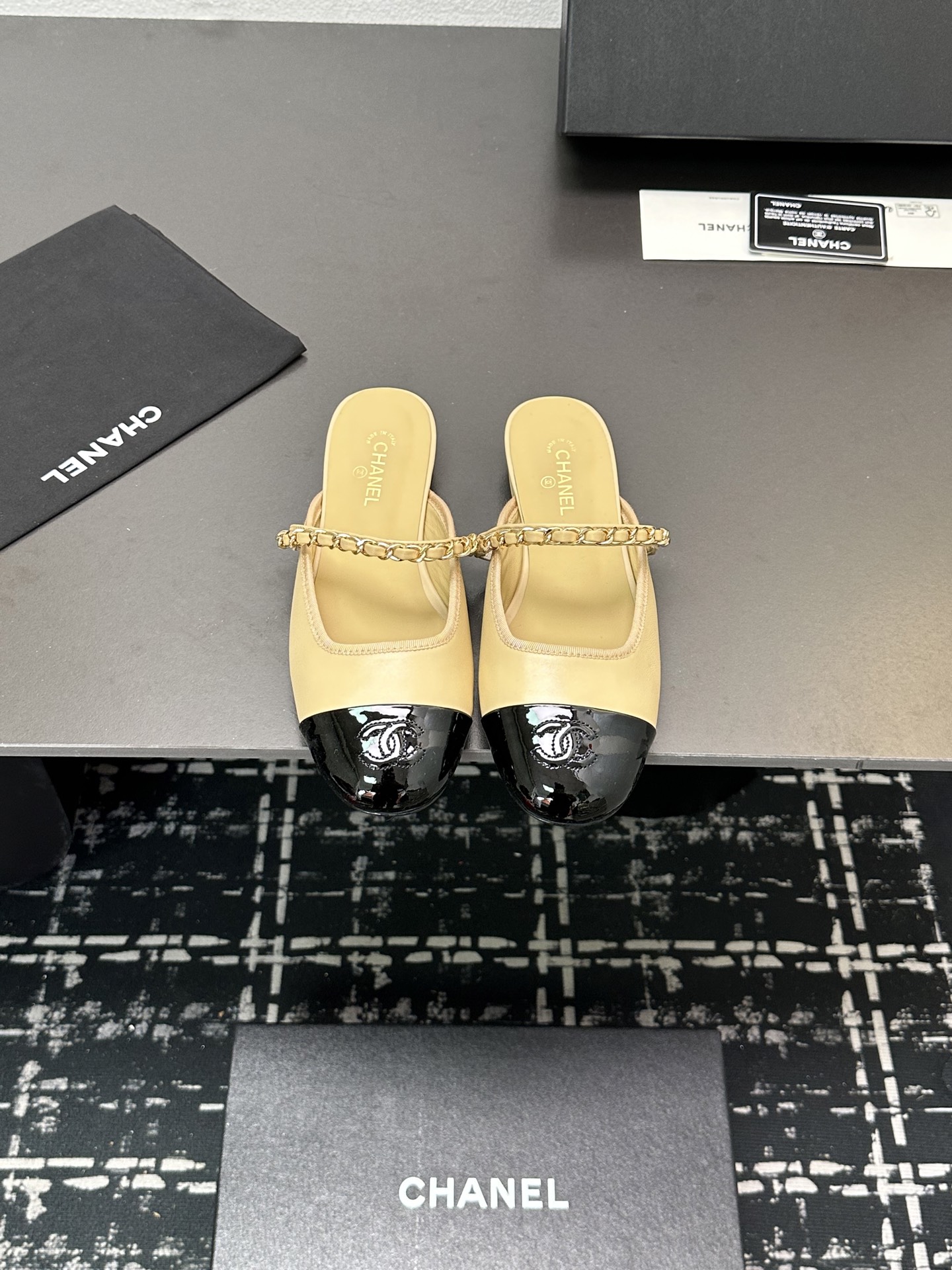 NO:239052,2025 Xiaoxiang must-have items for this season in autumn and winter!  !  Chanel's autumn and winter heavy industry hot product, Xiaohongshu is highly recommended, it looks good no matter how you match it, and it is a must-have for fashionable things. Chanel's women love simple but irresistible combinations show unique styles of dressing, free mixing and matching, and keep up with the fashionable pace of Grandma Shixiang!  !  !  Exquisite details enlarge the original mold opening hardware chain top-level version of the purchasing level ★ The upper uses original customized sheepskin sheepskin inner lining, sheepskin footbed, genuine leather sole, size 35-39 (40, 41 customized, sandals, chanel, sandals, sheepskin198609092025小香 本季秋冬季必备单品！！ 香奈儿秋冬重工爆款 小红书力推款,怎么搭配都好看,时髦精必备,香奈儿女士钟爱简约又难以抗拒系搭配展现与众不同的穿搭风格、自由混搭闪耀到位跟紧香奶奶时尚步伐！！！精致细节放大看原版开模五金链条顶级版本代购级别打造★鞋面采用原版定制羊皮 羊皮内里,羊皮垫脚,真皮底,码数35-39（40、41定做,凉鞋,chanel,sandals,sheepskin,Women's Shoes