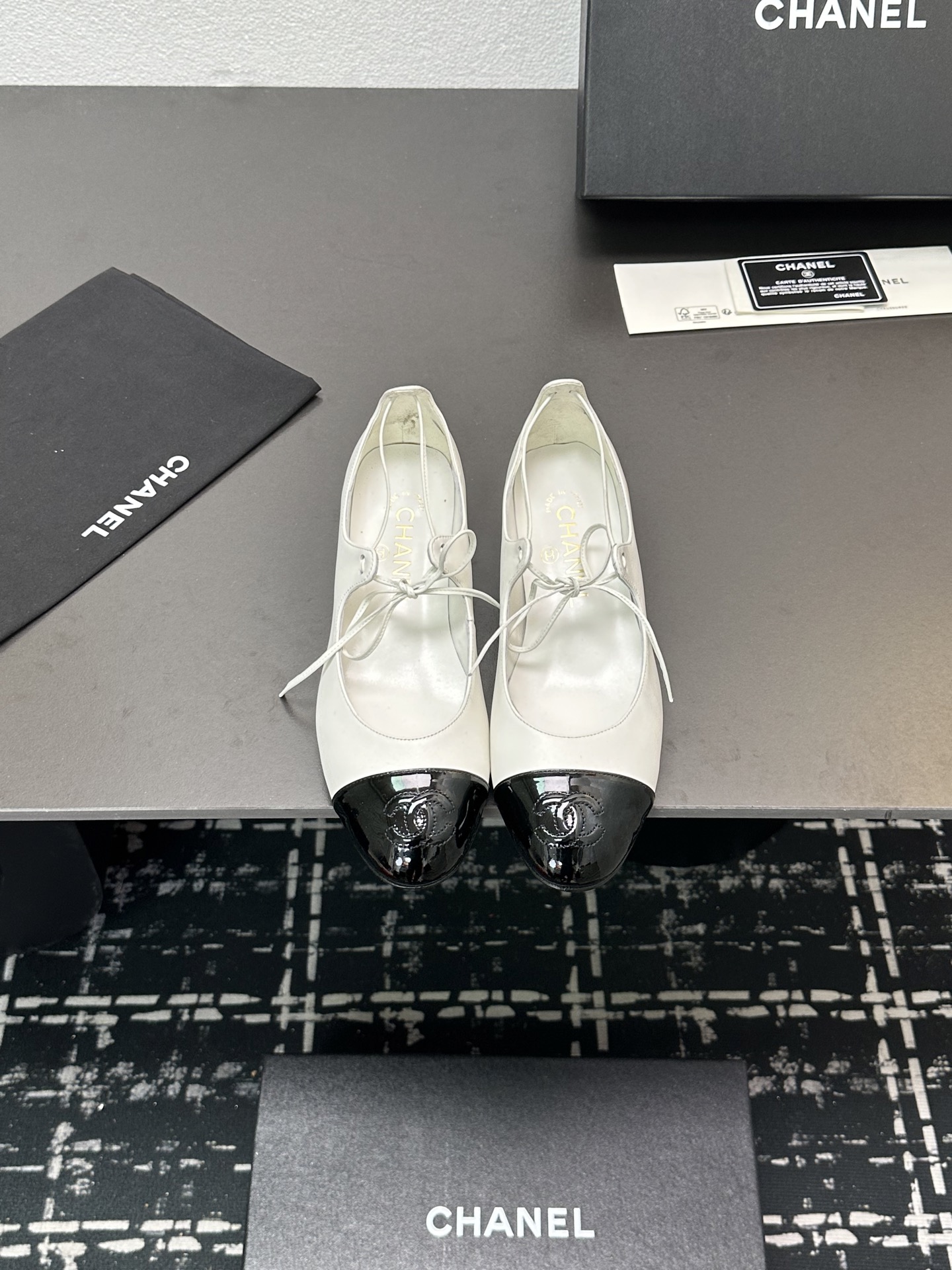 NO:239054,2025 Xiaoxiang must-have items for this season in autumn and winter!  !  Chanel Spring and Autumn Heavy Industry Hot Products, Xiaohongshu is highly recommended, it looks good no matter how you match it. It is a must-have for fashionable things. Chanel's women love simple but irresistible combinations show unique styles of dressing, free mixing and matching, and keep up with the fashionable pace of Grandma Shixiang!  !  !  Exquisite details enlarge to see the top version purchasing level created★The upper adopts original custom sheepskin, sheepskin inner lining, sheepskin footbed, genuine leather sole, size 35-39 (40, 41 custom made, sandals, chanel, sandals, sheepskin198609092025小香 本季秋冬季必备单品！！ 香奈儿春秋重工爆款 小红书力推款,怎么搭配都好看,时髦精必备,香奈儿女士钟爱简约又难以抗拒系搭配展现与众不同的穿搭风格、自由混搭闪耀到位跟紧香奶奶时尚步伐！！！精致细节放大看顶级版本代购级别打造★鞋面采用原版定制羊皮,羊皮内里,羊皮垫脚,真皮底,码数35-39（40、41定做,凉鞋,chanel,sandals,sheepskin,Women's Shoes