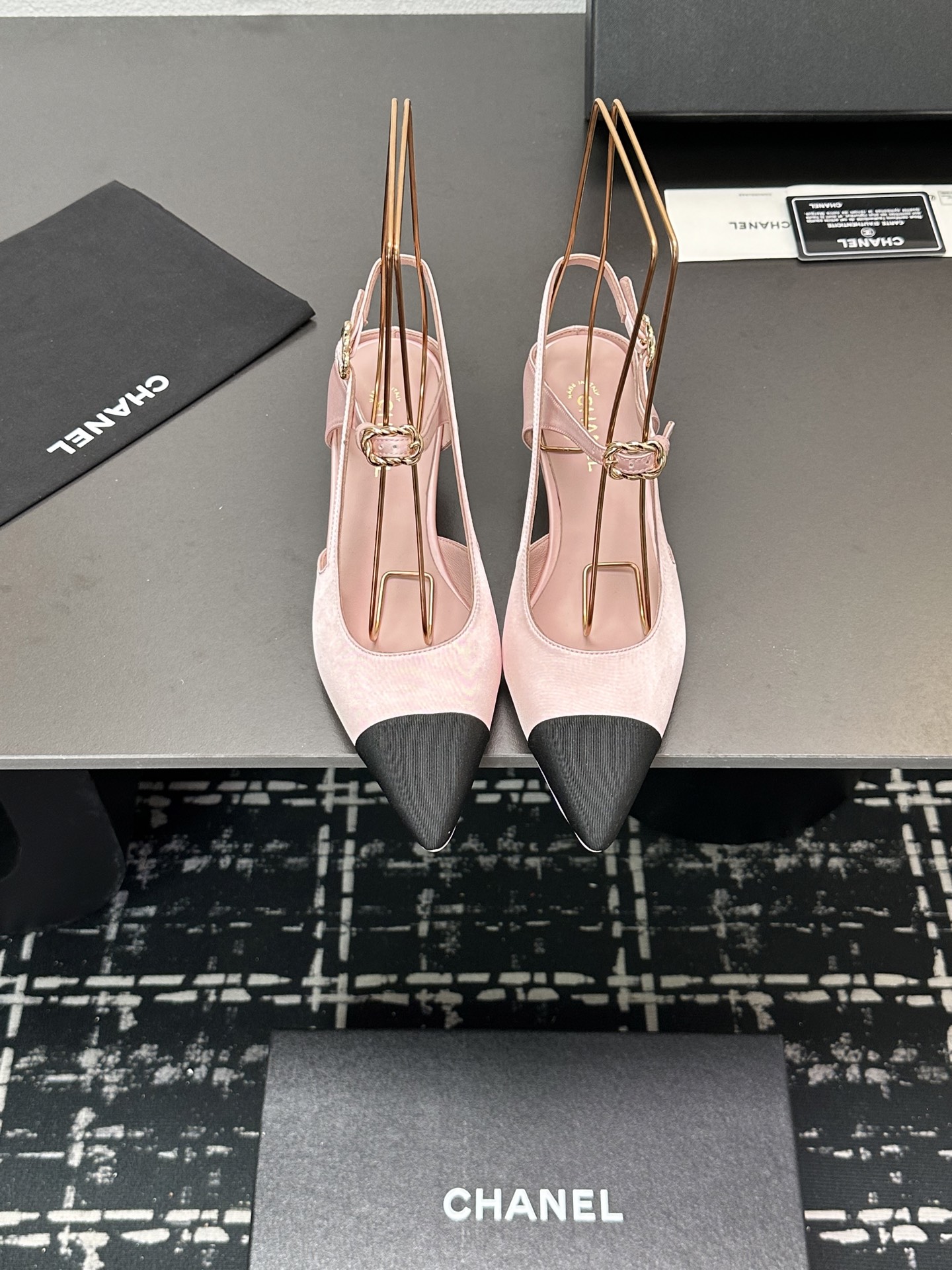 NO:230227,CHANE*｜Xiaoxiang 25P Spring and Summer New Product Series Double C Wedge Sandals This season's mesh lace is breathtakingly beautiful!  It is hazy and can't see clearly. Whether it is a clothes or a skirt, it is faintly sexy when worn on a woman. It is very dreamy and romantic, playful and cute, full of temperament, and it is fashionable and modern, revealing a hint of elegant charm!  This shoe satisfies all girls' fantasies about high heels. It has a girlish feel and can also be worn to look like a goddess!  The upper is made of custom imported silk, the inner tiptoe is lambskin, Italian imported cowhide sole zesi35-39 (customized by 40/41), sandals, chanel, sandals, high heels, skirts, cowhide, sheepskin19860909CHANE*｜小香25P春夏新品 系列双C坡跟凉鞋 这一季的网纱蕾丝美得让人窒息！ 朦胧看不清,不管是衣服还是裙子 穿在女人身上,若隐若现的小性感 很梦幻很浪漫,俏皮可爱,气质十足 又不失时尚现代感,透出丝丝优雅魅力！ 这款鞋满足了女生对高跟鞋的所有幻想 既有少女感,也可以穿出女神范！ 鞋面采用定制进口丝绸 内里踮脚均为小羊皮 意大利进口牛皮大底 zesi35-39（40/41定制）,凉鞋,chanel,sandals,high heels,skirts,cowhide,sheepskin,Women's Shoes