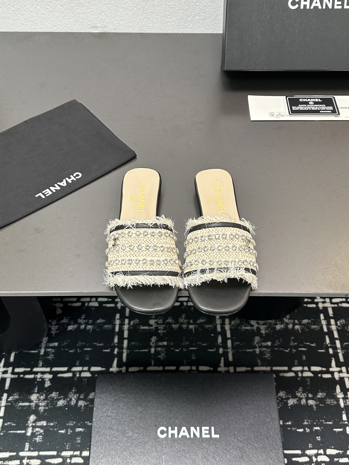 NO:230246,2025★★★★★★ Many celebrities are here to watch, a versatile series that domestic and foreign bloggers are popular with, a must-have for spring and summer wardrobe matching, the first choice for sandals. Upper woven silk embroidery Inner: Imported crystal sheepskin inner lining, original mold-open custom leather sole Shoe size: 35-39 (34, 40, 41, custom-made, no return or exchange) Delivery luxury latest counter synchronous packaging, slippers, sandals, slippers, sheepskin, silk fabric198609092025★★★★★ 众多明星网红上脚,国内外博主刷爆的一个百搭系列,春夏衣橱搭配必备 凉鞋首选. 鞋面编织绸缎刺绣  内里: 进口水晶羊皮内里 大底原版开模定制真皮底 鞋码: 35-39（34、40、41、定做不退换） 配送豪华最新专柜同步包装,拖鞋,sandals,slippers,sheepskin,silk fabric,Women's Shoes