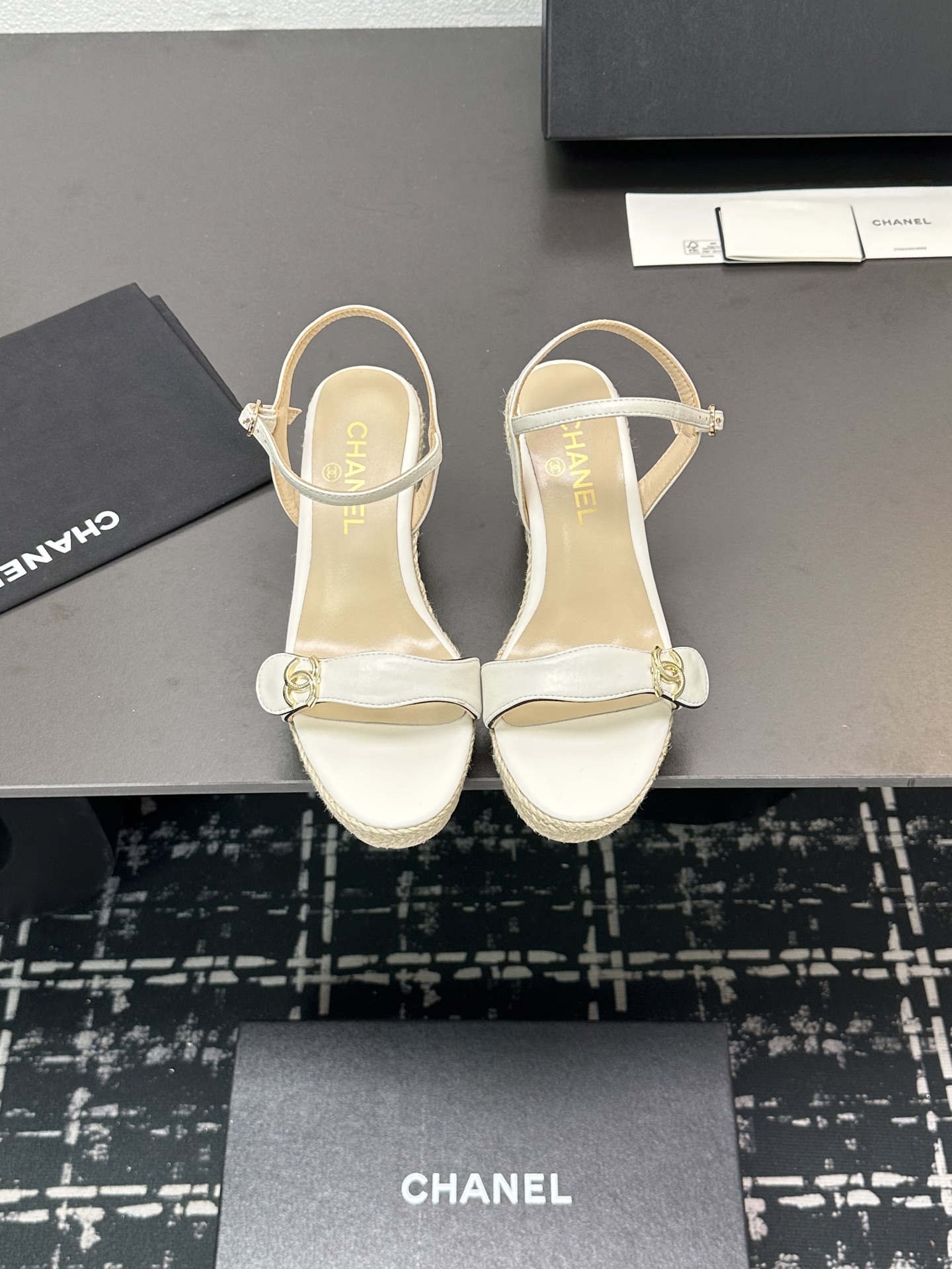 NO:230230,* Xiaoxiang 2025 spring and summer. Latest hemp rope wedge sandals!  Must-in-One year, this is the simplest and most trendy versatile artifact!  Super attractive!  Materials one-to-one custom velvet original logo buckle. Pure copper material is not oxidized. Upper cowhide leather, inner lining/foot pad imported sheepskin, large sole hemp rope rubber, size 35-40 40 customized, sandals, sandals, cowhide, sheepskin19860909* 小香2025春夏.最新麻绳坡跟凉鞋！ 每年必入,这款是最简单而且最潮的万能百搭神器！超级耐看哟！材料一比一定制天鹅绒原版logo饰扣.纯铜材质不氧化 鞋面牛皮 内里/垫脚进口羊皮 大底麻绳橡胶 码数35-40 40定做,凉鞋,sandals,cowhide,sheepskin,Women's Shoes