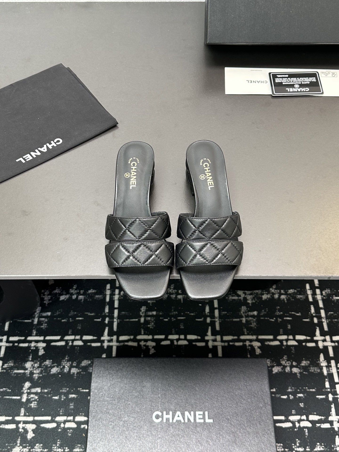 NO:230224,2025★★★★★★ Many celebrities are popular, a versatile series that domestic and foreign bloggers are popular. A must-have for spring and summer wardrobe matching. Sandals are the first choice. Upper imported sheepskin inner lining: imported crystal sheepskin inner lining, original mold-open custom leather sole Shoe size: 35-39 (34, 40, 41, customized without return and exchange) Delivery luxury latest counter synchronous packaging, slippers, sandals, slippers, sheepskin198609092025★★★★★ 众多明星网红上脚,国内外博主刷爆的一个百搭系列,春夏衣橱搭配必备 凉鞋首选. 鞋面进口羊皮  内里: 进口水晶羊皮内里 大底原版开模定制真皮底 鞋码: 35-39（34、40、41、定做不退换） 配送豪华最新专柜同步包装,拖鞋,sandals,slippers,sheepskin,Women's Shoes