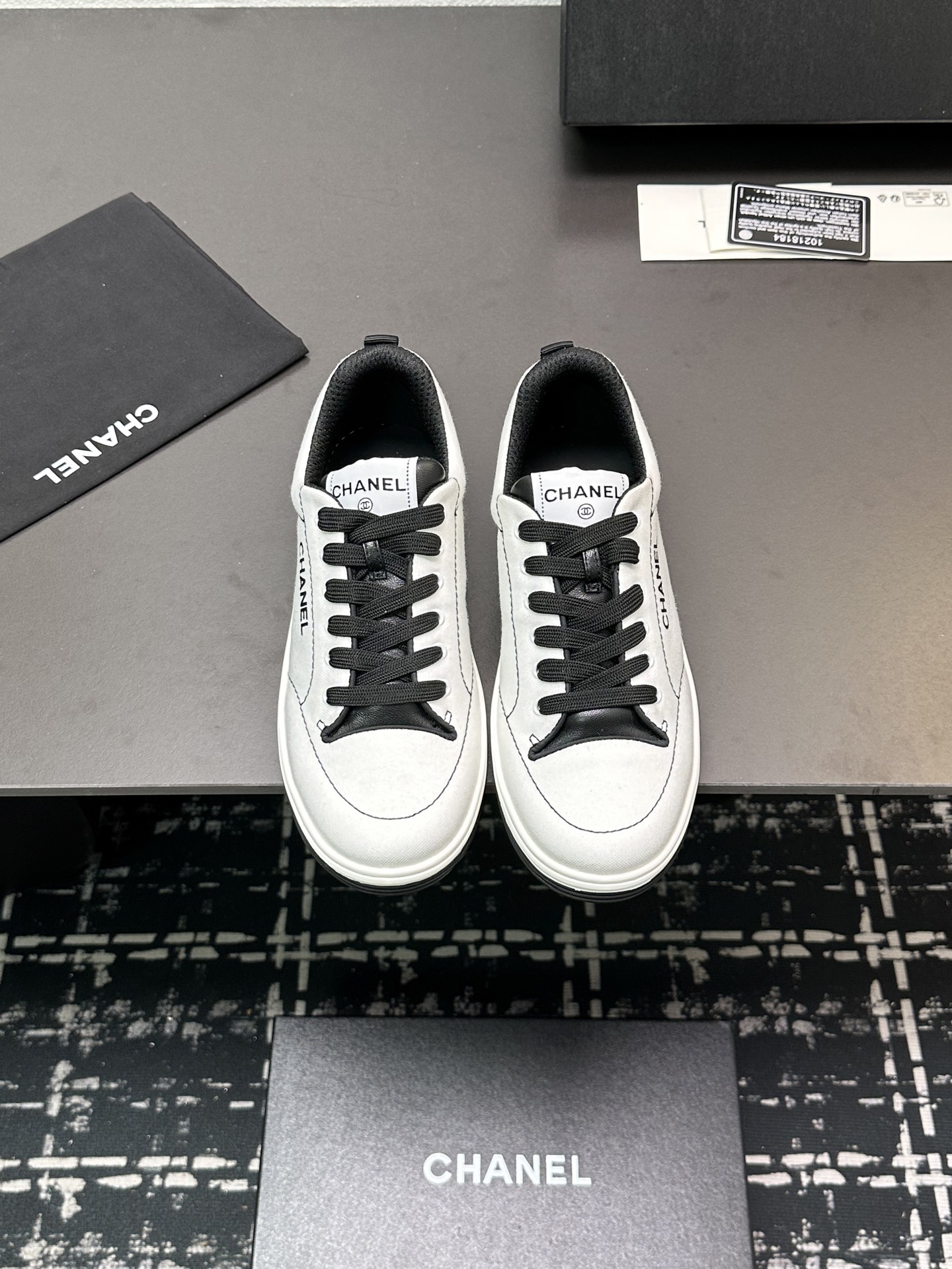 NO:230220,size: 35-40 The only version CHANEL 25C early spring vacation series sneakers Original purchase and development Making goods Classic design Reinterpret the hand-painted comic style, blank areas can be graffitied by yourself, and the outline method of white background and black edges gives sports shoes a new atmosphere. The delivery counter is exquisitely packaged, casual shoes/sports shoes, chanel, sneakers19860909size: 35-40 唯一对版 CHANEL 25C早春度假系列运动鞋 原版购入开发 做货 经典设计 重新演绎手绘漫画风,空白区可自行涂鸦上色,白底黑边的勾勒方式 赋予运动鞋新的气息 配送专柜精美包装,休闲鞋/运动鞋,chanel,sneakers,Women's Shoes