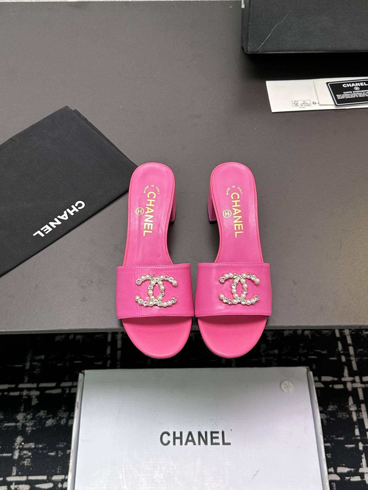 NO:230212,★★★★★★ Many celebrities are popular with a versatile series that domestic and foreign bloggers are popular. A must-have for spring and summer wardrobe matching. Sandals are the first choice. Upper imported super soft sheepskin inner lining: imported crystal sheepskin lining, original mold-open custom leather sole Shoe size: 35-39 (34, 40, 41, customized without return) Delivery latest luxury counter synchronous packaging Flat heels, slippers, sandals, slippers, sheepskin19860909★★★★★ 众多明星网红上脚,国内外博主刷爆的一个百搭系列,春夏衣橱搭配必备 凉鞋首选. 鞋面进口超柔羊皮  内里: 进口水晶羊皮内里 大底原版开模定制真皮底 鞋码: 35-39（34、40、41、定做不退换） 配送豪华最新专柜同步包装 平底高跟,拖鞋,sandals,slippers,sheepskin,Women's Shoes