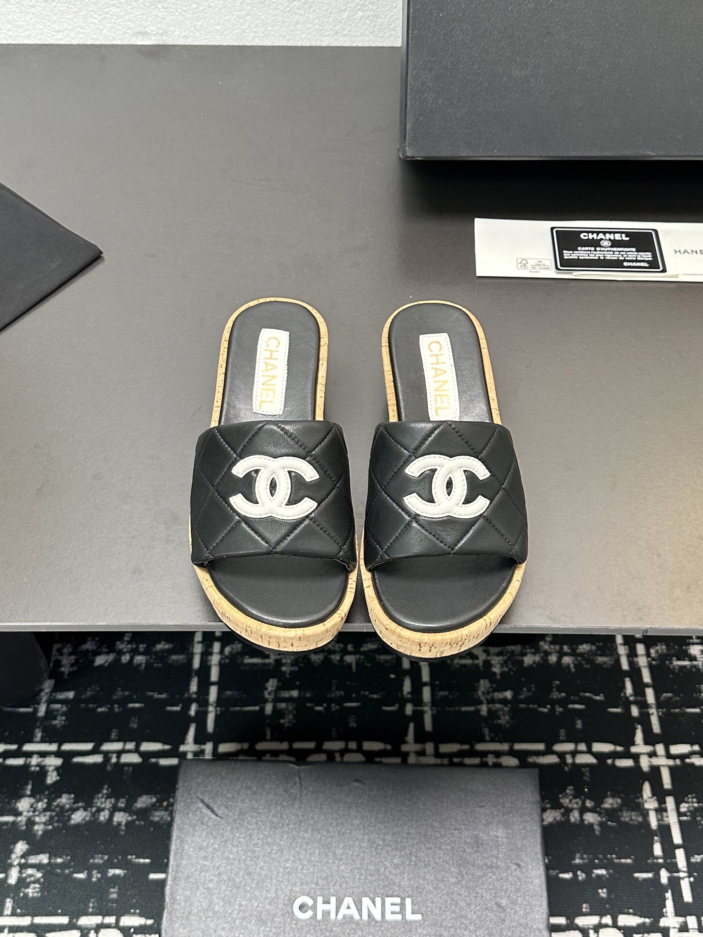 NO:230215,2025★★★★★★ Many celebrities are here to watch, a versatile series that domestic and foreign bloggers are popular. A must-have for spring and summer wardrobe matching. Sandals are the first choice. Upper imported super soft sheepskin inner lining: imported crystal sheepskin inner lining, original mold-open custom rubber sole Shoe size: 35-39 (40, 41, customized without return) Delivery of luxury latest counter synchronous packaging, slippers, sandals, slippers, sheepskin198609092025★★★★★ 众多明星网红上脚,国内外博主刷爆的一个百搭系列,春夏衣橱搭配必备 凉鞋首选. 鞋面进口超柔羊皮  内里: 进口水晶羊皮内里 大底原版开模定制橡胶底 鞋码: 35-39（40、41、定做不退换） 配送豪华最新专柜同步包装,拖鞋,sandals,slippers,sheepskin,Women's Shoes