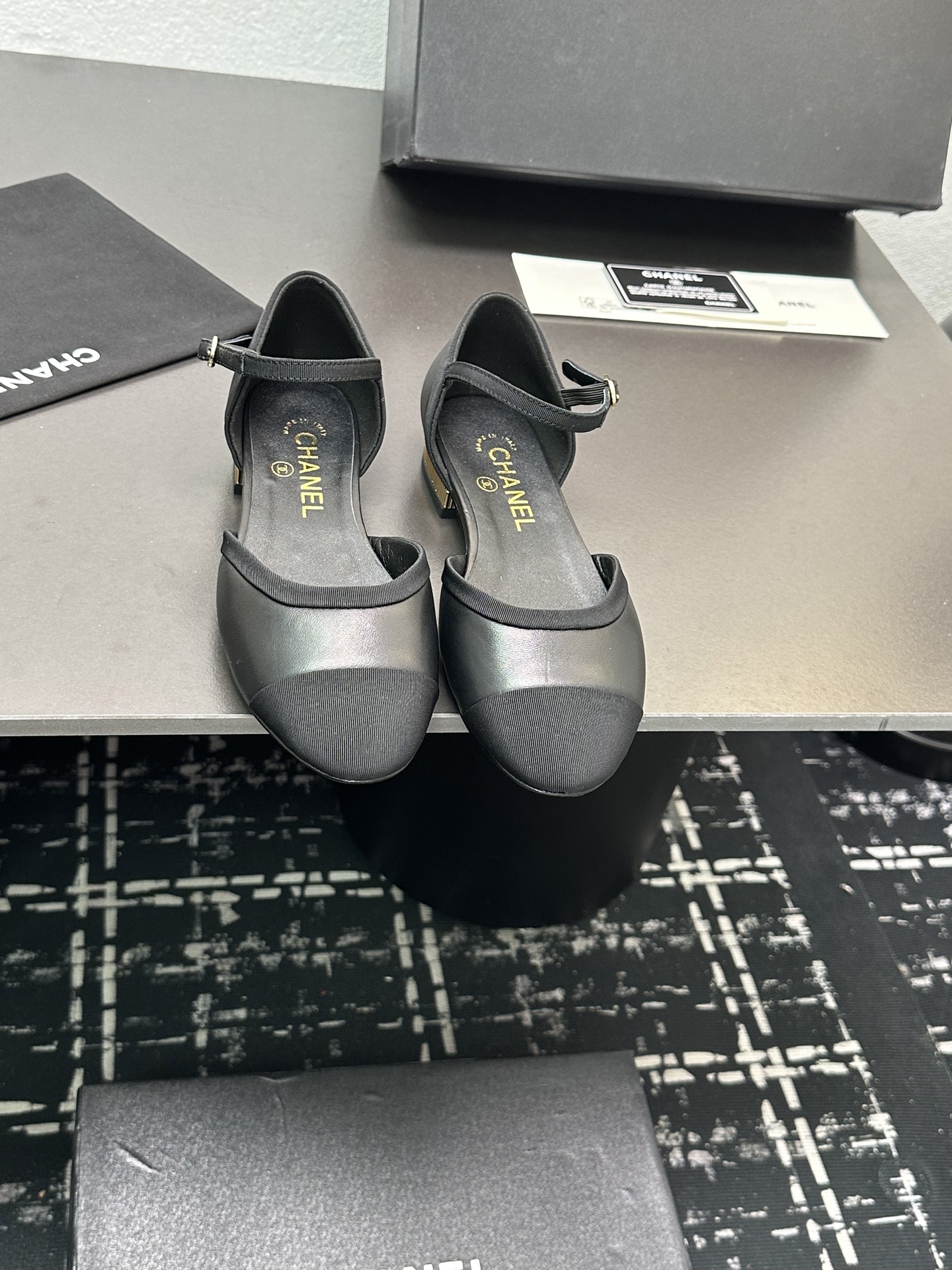 NO:230206,* 24P early autumn sandals are the most popular sandals. The counter is snatched up. Photos are popular on major social platforms. This episode of the catwalk is definitely too handsome and is definitely the hottest style of this season. The counter fairies are really too aware of the goods. They don’t get stuck or scratch their feet. The texture is very soft and comfortable. Classic black and white combination, super versatile. 1 fabric: counter original sheepskin 2 inner lining: environmentally friendly mixed sheepskin 3 soles: genuine leather 5 size 35-40 (40 41 custom made, sandals, sandals, slippers, sheepskin19860909* 24P早秋最爆凉拖鞋 专柜简直疯抢了,各大社交平台热门晒图,这期的走秀款绝对太帅了,绝对是这一季最热门的款式,专柜仙女们真的太识货了,不卡脚也不会磨脚,质感上脚是非常柔软舒服的.经典的黑白配,超级百搭. 1面料:专柜原版羊皮 2内里:环保混种羊皮 3大底:真皮 5码数35-40（40 41定做,凉鞋,sandals,slippers,sheepskin,Women's Shoes