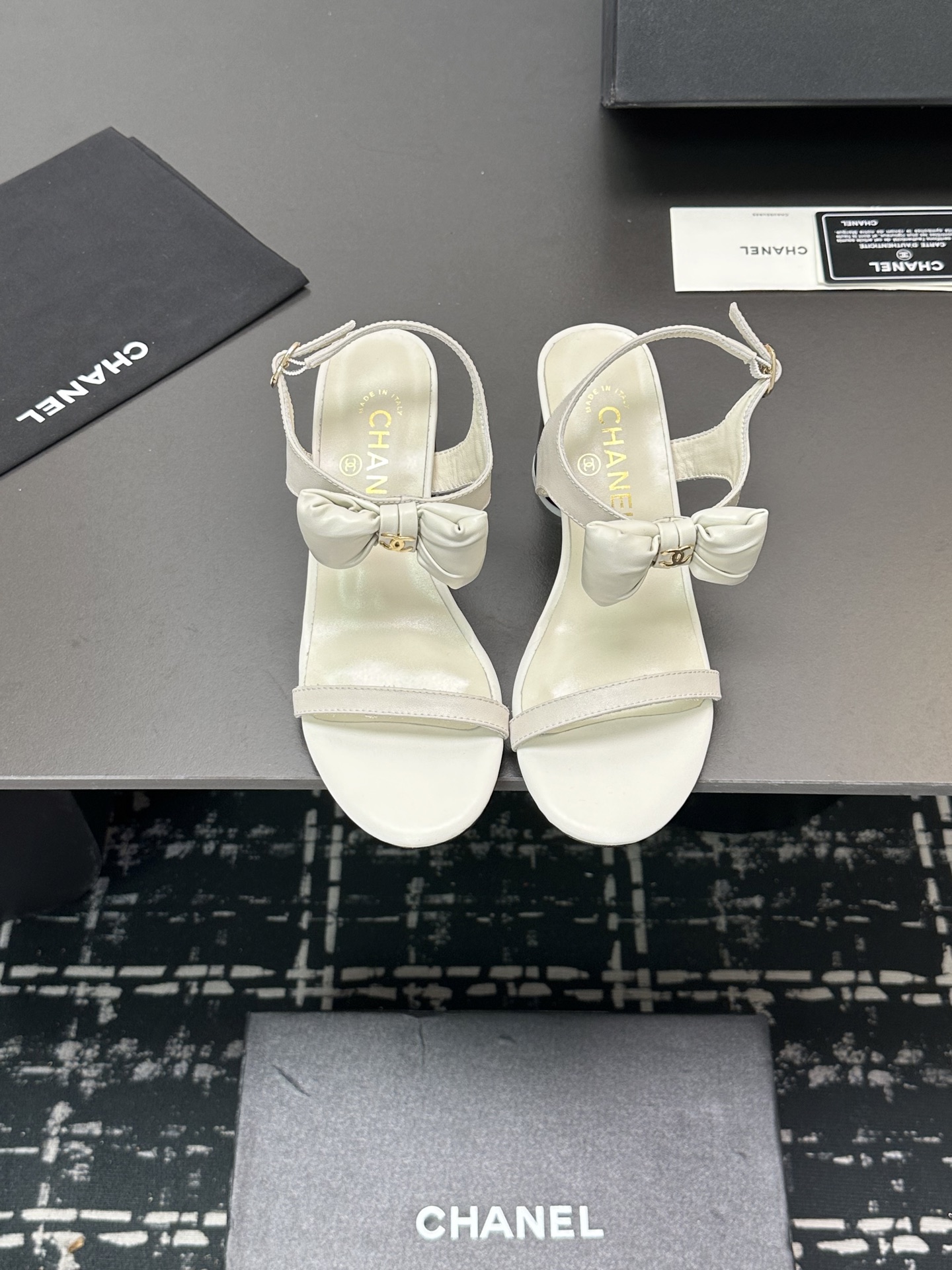 NO:230199,High-version Xiaoxiangjia single shoes CHANE*｜, big hit!  Xiaoxiang 2025a official website Chanel early spring sandals dancing shoes series new loafers full of retro style. Delicate shoe shape looks very likable, with a small round toe that sets off the feet and makes people look thin. The foot is a kind of retro sentimental shoes of the era, new European and American catwalks, 1 original custom sheepskin. Original mold opening hardware 2 original sheepskin inner 3 soles: original genuine leather soles. Heel height 3.5 cm 4 sizes 35-41 (40 41 custom made without return or exchange), sandals, chanel, chanel, chanel, loafers, sandals, sheepskin, Leather soles19860909高版本小香家单鞋CHANE*｜,大爆款！小香2025a官网香奈儿早春凉鞋跳舞鞋系列新品乐福鞋满满的复古风 秀气的鞋型 看着就很讨喜,小圆头 衬托脚也变得瘦瘦的,上脚给人就是一种年代的复古情怀鞋、欧美走秀新款, 1原版定制羊皮.原版开模五金 2原版羊皮内里 3大底:原版真皮大底.跟高3.5厘米 4码数35-41（40 41定做不退换）,凉鞋,chanel,chanel,chanel,loafers,sandals,sheepskin,Leather soles,Women's Shoes