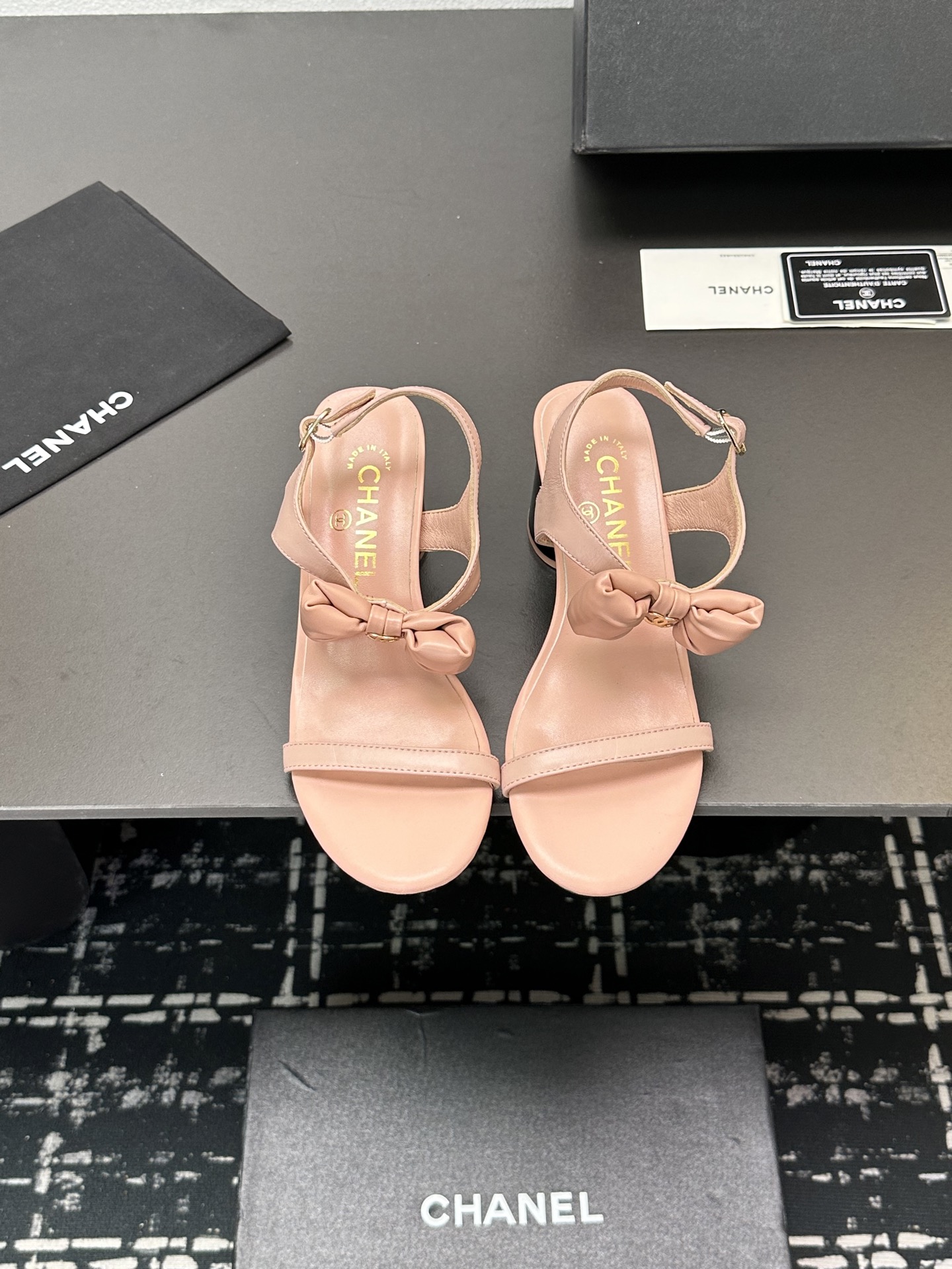 NO:238784,High-version Xiaoxiangjia single shoes CHANE*｜, big hit!  Xiaoxiang 2025a official website Chanel early spring sandals dancing shoes series new loafers full of retro style. Delicate shoe shape looks very likable, with a small round toe that sets off the feet and makes people look thin. The foot is a kind of retro sentimental shoes of the era, new European and American catwalks, 1 original custom sheepskin. Original mold opening hardware 2 original sheepskin inner 3 soles: original genuine leather soles. Heel height 3.5 cm 4 sizes 35-41 (40 41 custom made without return or exchange), sandals, chanel, chanel, chanel, loafers, sandals, sheepskin, Leather soles19860909高版本小香家单鞋CHANE*｜,大爆款！小香2025a官网香奈儿早春凉鞋跳舞鞋系列新品乐福鞋满满的复古风 秀气的鞋型 看着就很讨喜,小圆头 衬托脚也变得瘦瘦的,上脚给人就是一种年代的复古情怀鞋、欧美走秀新款, 1原版定制羊皮.原版开模五金 2原版羊皮内里 3大底:原版真皮大底.跟高3.5厘米 4码数35-41（40 41定做不退换）,凉鞋,chanel,chanel,chanel,loafers,sandals,sheepskin,Leather soles,Women's Shoes