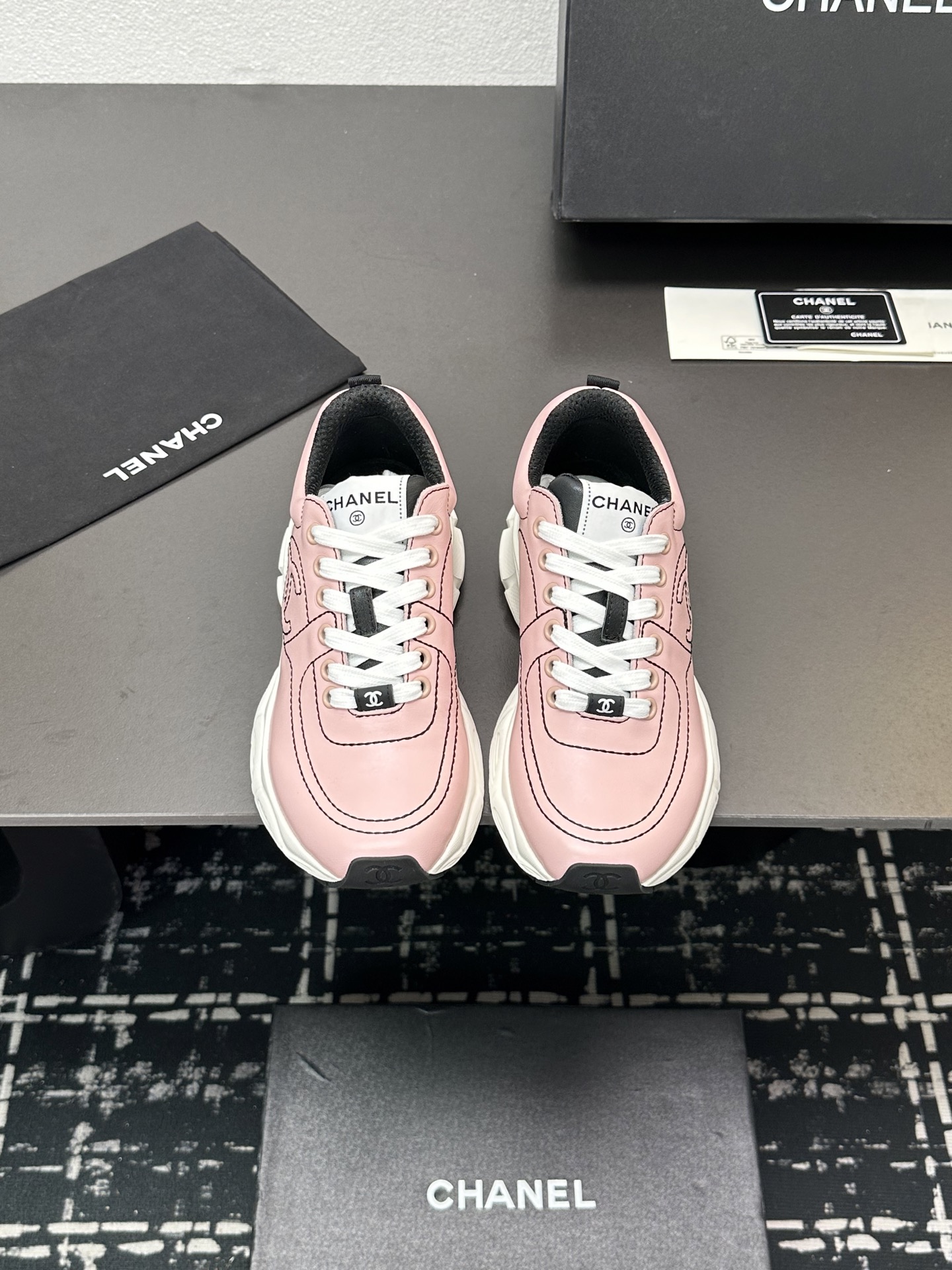 NO:230188,Chanel Chanel Daddy Shoes - 2025 counter top casual sneakers This classic design; the upper has a variety of craftsmanship and electric embroidery styles; the sole is fashionable and sporty; it is an extraordinary and has incorporated a variety of color matching elements... The diversified mix and match is very beautiful and versatile, casual, fashionable, sports, and outdoors can be taken into account... Go material The upper is made of original imported silk cowhide, the inner part is made of original sheepli   net, outsole based on original TPU combination sole, the counter is made of high-quality packaging, full set of women 35–41 40 41 Customized White with men's size 39-46 45 46 Customized 20, daddy shoes, chanel, chanel, sneakers, cowhide19860909Chanel香奈儿老爹鞋-2025专柜顶级休闲款运动鞋 这款经典设计；鞋面多种工艺电绣的风格；大底却时尚运动；不平凡的拥入了多种配色元素…… 多元化混搭非常好看百搭,休闲,时尚,运动,户外都能兼顾…… Go 材料 鞋面采用 原版进口头层丝绸牛皮 内里采用 原版羊里 网 大底根据 原版TPU组合大底 专柜精品包装全套女35–41 40 41定做 白色有男码39-46 45 46定做20,老爹鞋,chanel,chanel,sneakers,cowhide,Women's Shoes