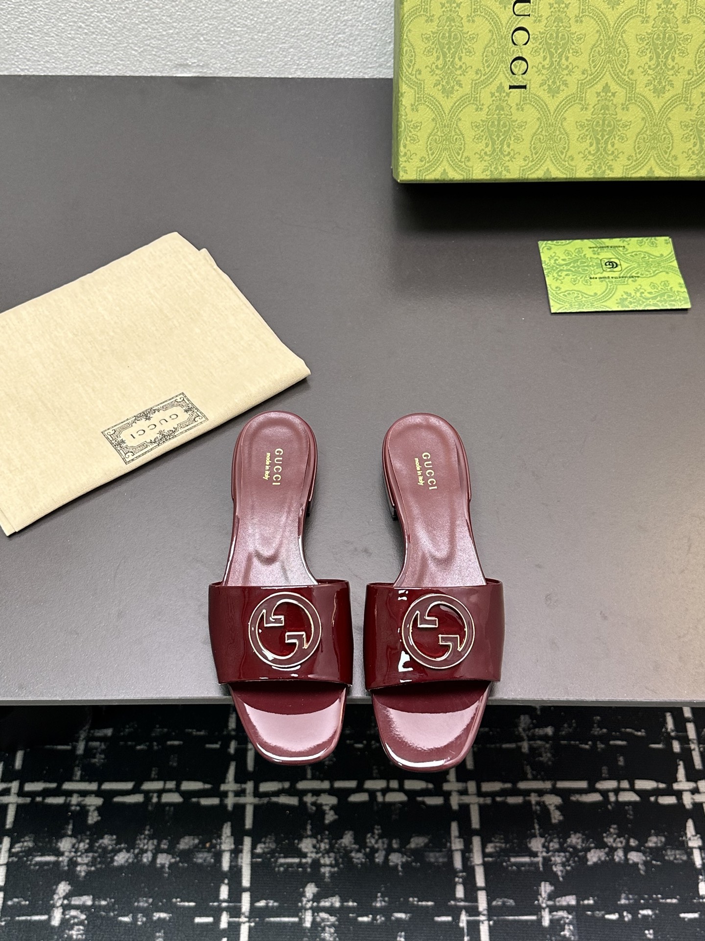 NO:245512,- 25Ss Spring and Summer New Gucc* Latest Patent Leather Double G-buckle Flat Sandals Open-toed Slippers This open-toed sandals are made of leather, cleverly using design elements such as square round toe and thick heel to interpret the fashionable retro style. The detailed details of the collection of double G diamond buckles are reminiscent of the brand's fashionable atmosphere. Upper lambskin/metal leather inner sheepskin sole genuine leather sole size 35-39 (40, 41, 42 custom-made, non-return and exchange) with the latest Encore wine red high-end packaging, slippers, gucci, slippers, sheepskin19860909- 25Ss春夏新款Gucc*最新漆皮双G扣平底凉拖鞋 露趾拖鞋 这款露趾凉拖鞋采用皮革制作,巧妙运用方形圆头和粗跟等设计元素演绎时尚复古风范.典藏的双G镶钻扣细节令人联想起品牌的时尚气息浓郁 鞋面小羊皮/金属皮 内里羊皮内里 鞋底真皮鞋底 码数35-39（40,41,42定制不退换） 配最新安可拉酒红高档包装,拖鞋,gucci,slippers,sheepskin,Women's Shoes