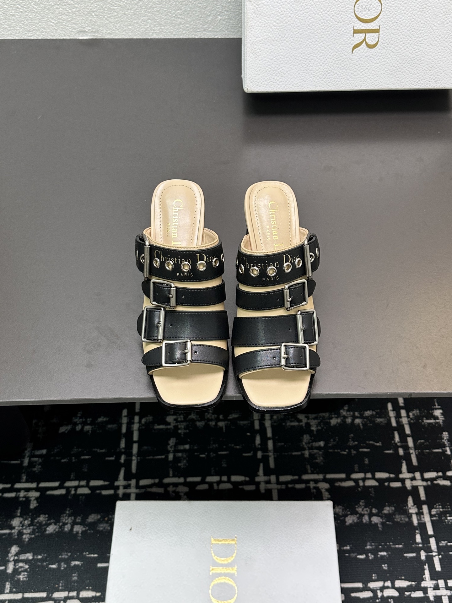 NO:238170,- 25ss early spring new Dior D-Avenue series high-heel color-blocking Roman sandals. CD letter logo hardware buckle star same style punk style thick heel belt buckle fish mouth open toe women's shoes. Original custom imported calfskin inner water dyed sheepskin inner outsole Italian leather outsole heel height 8CM hardware original custom hardware buckle size 34-42 (34.40.41.42 custom no return or replacement), high heels slippers, dior, dior, high heels, slippers, cowhide, sheepskin, Leather soles19860909- 25ss早春新款Dior迪奥D-Avenue系列高跟拼色罗马风凉拖鞋. CD字母logo五金扣明星同款朋克风格粗跟皮带扣鱼嘴露趾女鞋 鞋面原版定制进口小牛皮 内里水染羊皮内里 大底意大利真皮大底 跟高8CM 五金原版定制五金扣 码数34-42(34.40.41.42定制不退不换）,高跟鞋拖鞋,dior,dior,high heels,slippers,cowhide,sheepskin,Leather soles,Women's Shoes