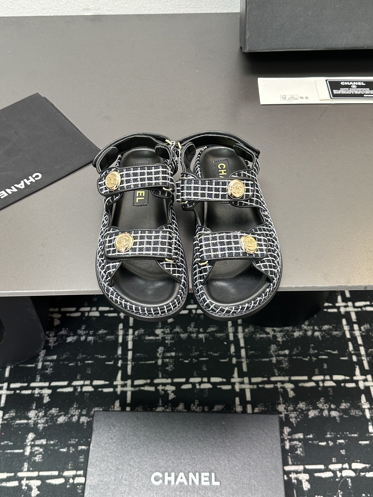 NO:238168,The latest fabrics for spring and summer 2025 - the counter mainly promotes Velcro beach sandals new color series ★★★★★ Many celebrities are here to watch, a versatile series that domestic and foreign bloggers are popular, a must-have for spring and summer wardrobe matching, the first choice for sandals. Imported super soft sheepskin upper lining: imported crystal sheepskin lining, original mold-open custom leather sole Shoe size: 35-39 (40, 41, 42 custom made without return and exchange) Delivery luxury latest counter synchronous packaging, slippers sandals, sandals, slippers, sheepskin198609092025春夏最新面料——专柜主推魔术贴沙滩凉鞋新色系列上新 ★★★★★ 众多明星网红上脚,国内外博主刷爆的一个百搭系列,春夏衣橱搭配必备 凉鞋首选. 鞋面进口超柔羊皮  内里: 进口水晶羊皮内里 大底原版开模定制真皮底 鞋码: 35-39（40、41、42定做不退换） 配送豪华最新专柜同步包装,拖鞋凉鞋,sandals,slippers,sheepskin,Women's Shoes