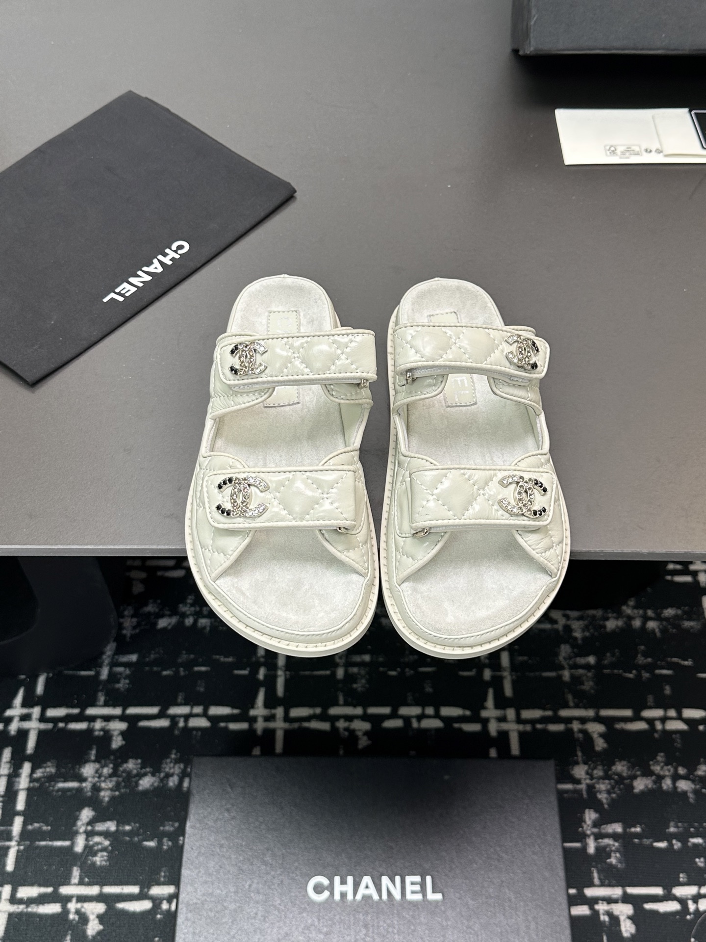 NO:258740,The latest fabrics in spring and summer - the counter mainly promotes Velcro beach sandals new color series ★★★★★★ Many celebrities are here to watch, a versatile series that domestic and foreign bloggers are popular, a must-have for spring and summer wardrobe matching, the first choice for sandals. Upper imported super soft sheepskin inner lining: imported crystal sheepskin inner lining, original mold-open custom leather sole Shoe size: 35-39 (40, 41, 42 customized, no return or exchange) Delivery luxury latest counter synchronous packaging, slippers sandals, sandals, slippers, sheepskin19860909春夏最新面料——专柜主推魔术贴沙滩凉鞋新色系列上新 ★★★★★ 众多明星网红上脚,国内外博主刷爆的一个百搭系列,春夏衣橱搭配必备 凉鞋首选. 鞋面进口超柔羊皮  内里: 进口水晶羊皮内里 大底原版开模定制真皮底 鞋码: 35-39（40、41、42定做不退换） 配送豪华最新专柜同步包装,拖鞋凉鞋,sandals,slippers,sheepskin,Women's Shoes