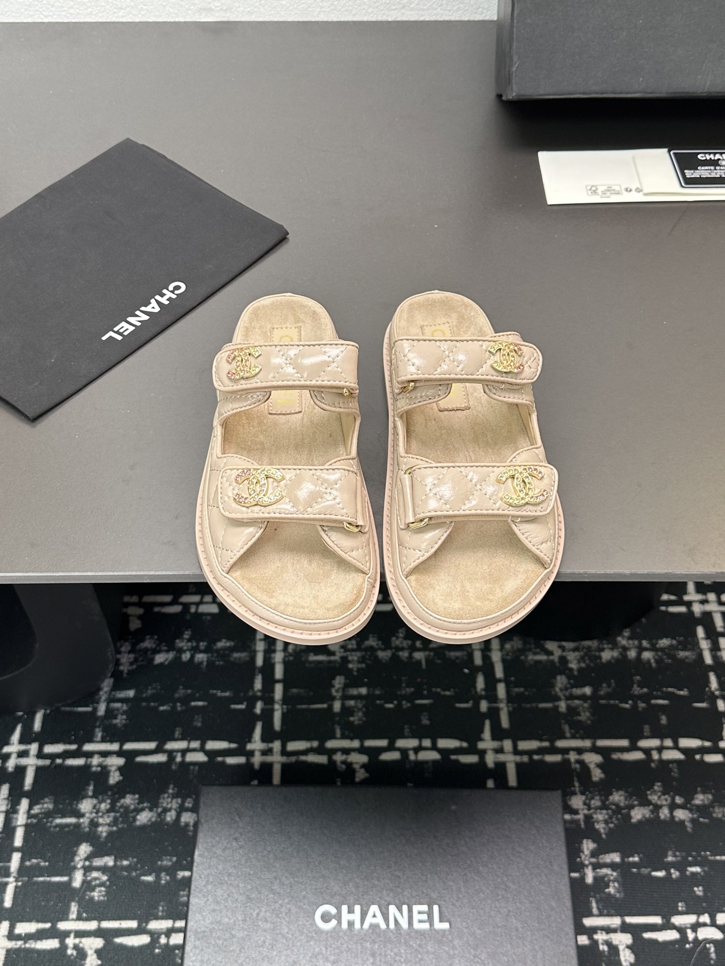 NO:258743,The latest fabrics for spring and summer 2025 - the counter mainly promotes Velcro beach sandals new color series ★★★★★ Many celebrities are here to watch, a versatile series that domestic and foreign bloggers are popular, a must-have for spring and summer wardrobe matching, the first choice for sandals. Imported super soft sheepskin upper lining: imported crystal sheepskin lining, original mold-open custom leather sole Shoe size: 35-39 (40, 41, 42 custom made without return and exchange) Delivery luxury latest counter synchronous packaging, slippers sandals, sandals, slippers, sheepskin198609092025春夏最新面料——专柜主推魔术贴沙滩凉鞋新色系列上新 ★★★★★ 众多明星网红上脚,国内外博主刷爆的一个百搭系列,春夏衣橱搭配必备 凉鞋首选. 鞋面进口超柔羊皮  内里: 进口水晶羊皮内里 大底原版开模定制真皮底 鞋码: 35-39（40、41、42定做不退换） 配送豪华最新专柜同步包装,拖鞋凉鞋,sandals,slippers,sheepskin,Women's Shoes