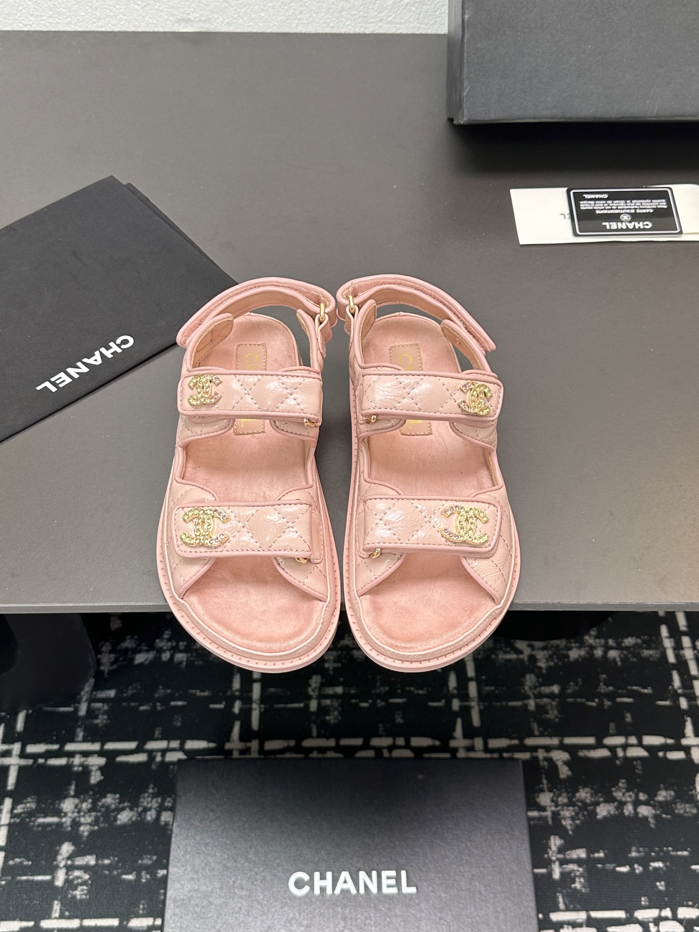 NO:230225,The latest fabrics for spring and summer 2025 - the counter mainly promotes Velcro beach sandals new color series ★★★★★ Many celebrities are here to watch, a versatile series that domestic and foreign bloggers are popular, a must-have for spring and summer wardrobe matching, the first choice for sandals. Upper imported super soft sheepskin inner lining: imported crystal sheepskin inner lining, original mold-open custom leather sole Shoe size: 35-39 (40, 41, 42 customized, no return or exchange) Delivery luxury latest counter synchronous packaging, sandals, sandals, sheepskin198609092025春夏最新面料——专柜主推魔术贴沙滩凉鞋新色系列上新 ★★★★★ 众多明星网红上脚,国内外博主刷爆的一个百搭系列,春夏衣橱搭配必备 凉鞋首选. 鞋面进口超柔羊皮  内里: 进口水晶羊皮内里 大底原版开模定制真皮底 鞋码: 35-39（40、41、42定做不退换） 配送豪华最新专柜同步包装,凉鞋,sandals,sheepskin,Women's Shoes