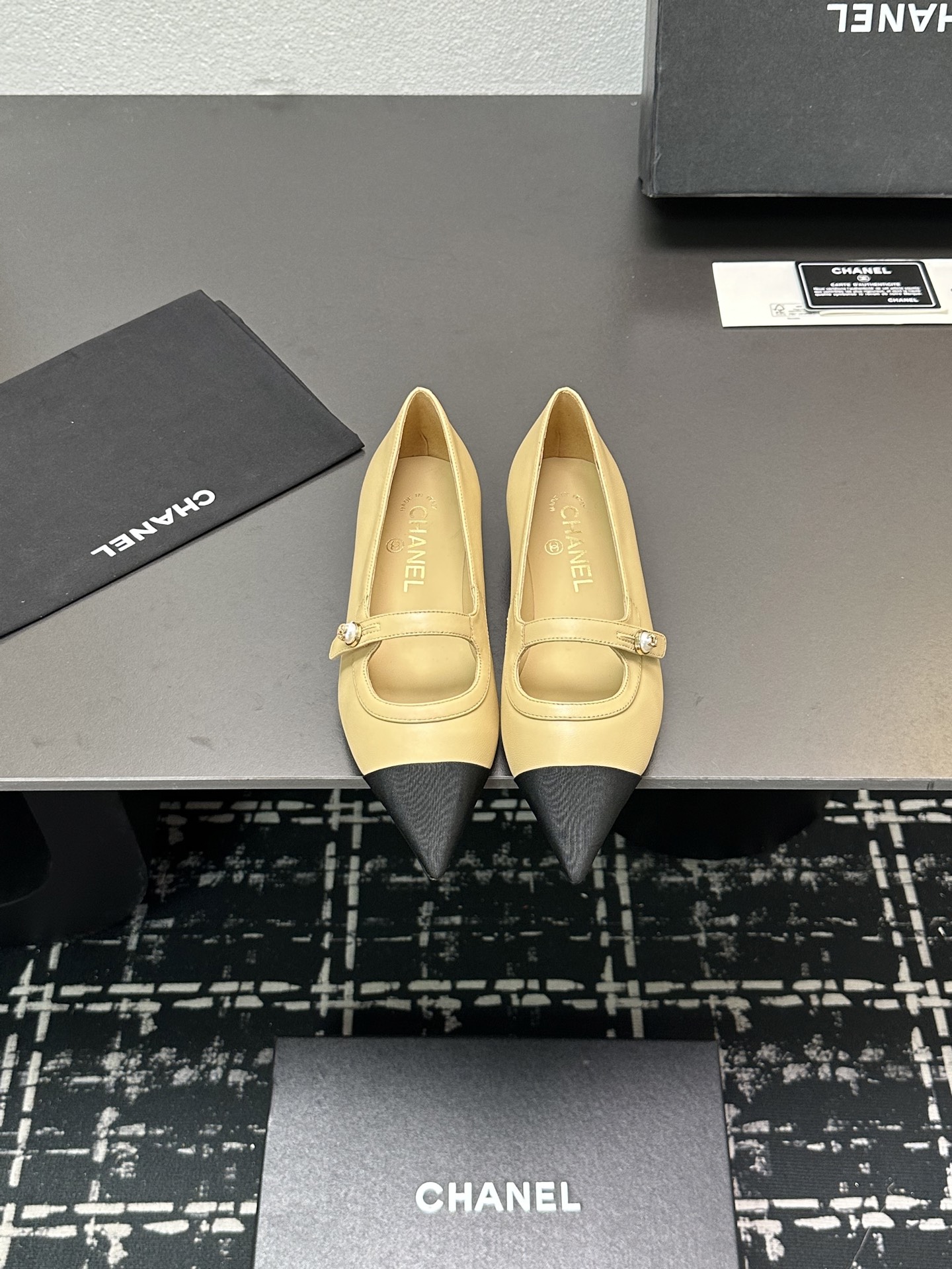 NO:230221,* The 25th Early Spring is the most popular counter, and the pictures are posted on major social platforms. This issue's catwalk is definitely too handsome, and it is definitely the hottest style of this season. The counter fairies are really too aware of the goods. They don't get stuck or scratch their feet. The texture is very soft and comfortable. Super versatile. 1 Fabric: Sheepskin 2 Living: Environmentally friendly imported sheepskin 3 Soles: genuine leather soles 4 sizes 35-40 (34 40 41 custom made), single shoes, sheepskin, Leather soles19860909* 25早春最 专柜简直疯抢了,各大社交平台热门晒图,这期的走秀款绝对太帅了,绝对是这一季最热门的款式,专柜仙女们真的太识货了,不卡脚也不会磨脚,质感上脚是非常柔软舒服的.超级百搭. 1面料:羊皮 2内里:环保进口羊皮 3大底:真皮大底 4码数35-40（34 40 41定做）,单鞋,sheepskin,Leather soles,Women's Shoes