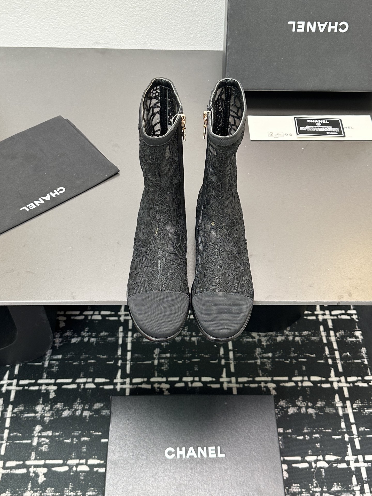 NO:230217,2025★★★★★ Many celebrity celebrity shoes on the sandals, a versatile series that domestic and foreign bloggers are popular. A must-have for spring and summer wardrobe matching. First choice. Upper imported knitted satin net. Inner: imported crystal sheepskin inner lining. Original mold-open custom leather sole. Shoe size: 35-39 (34, 40, 41, customized without return) Delivery luxury latest counter synchronous packaging, boots, boots, sheepskin, silk fabric198609092025★★★★★ 众多明星网红上脚凉靴,国内外博主刷爆的一个百搭系列,春夏衣橱搭配必备 首选. 鞋面进口针织绸缎网  内里: 进口水晶羊皮内里 大底原版开模定制真皮底 鞋码: 35-39（34、40、41、定做不退换） 配送豪华最新专柜同步包装,靴子,boots,sheepskin,silk fabric,Women's Shoes