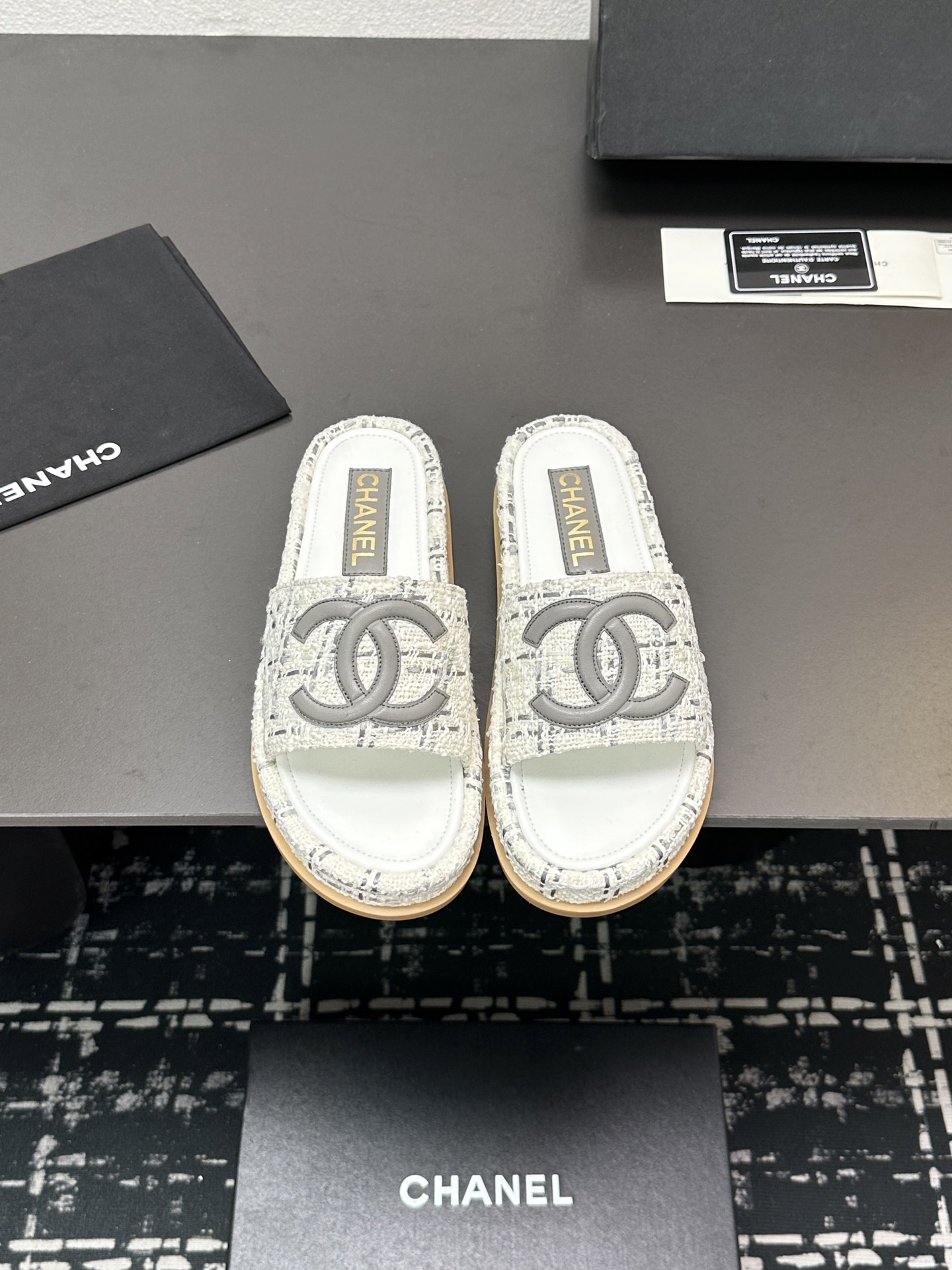 NO:230207,* 25 The most popular sandals in early autumn. The counter is snatched up. Photos from major social platforms are popular. This episode of the catwalk is definitely too handsome. It is definitely the hottest style of this season. The counter fairies are really too aware of the goods. They don’t get stuck or scratch their feet. The texture is very soft and comfortable. Classic black and white combination, super versatile. 1 Fabric: The counter original woven material 2 Inner: Environmentally friendly mixed-bred sheepskin 3 Soles: Rubber 5 size 35-40 (40 41 custom made), slippers, slippers, sheepskin19860909* 25早秋最爆凉拖鞋 专柜简直疯抢了,各大社交平台热门晒图,这期的走秀款绝对太帅了,绝对是这一季最热门的款式,专柜仙女们真的太识货了,不卡脚也不会磨脚,质感上脚是非常柔软舒服的.经典的黑白配,超级百搭. 1面料:专柜原版编织材料 2内里:环保混种羊皮 3大底:橡胶 5码数35-40（40 41定做）,拖鞋,slippers,sheepskin,Women's Shoes