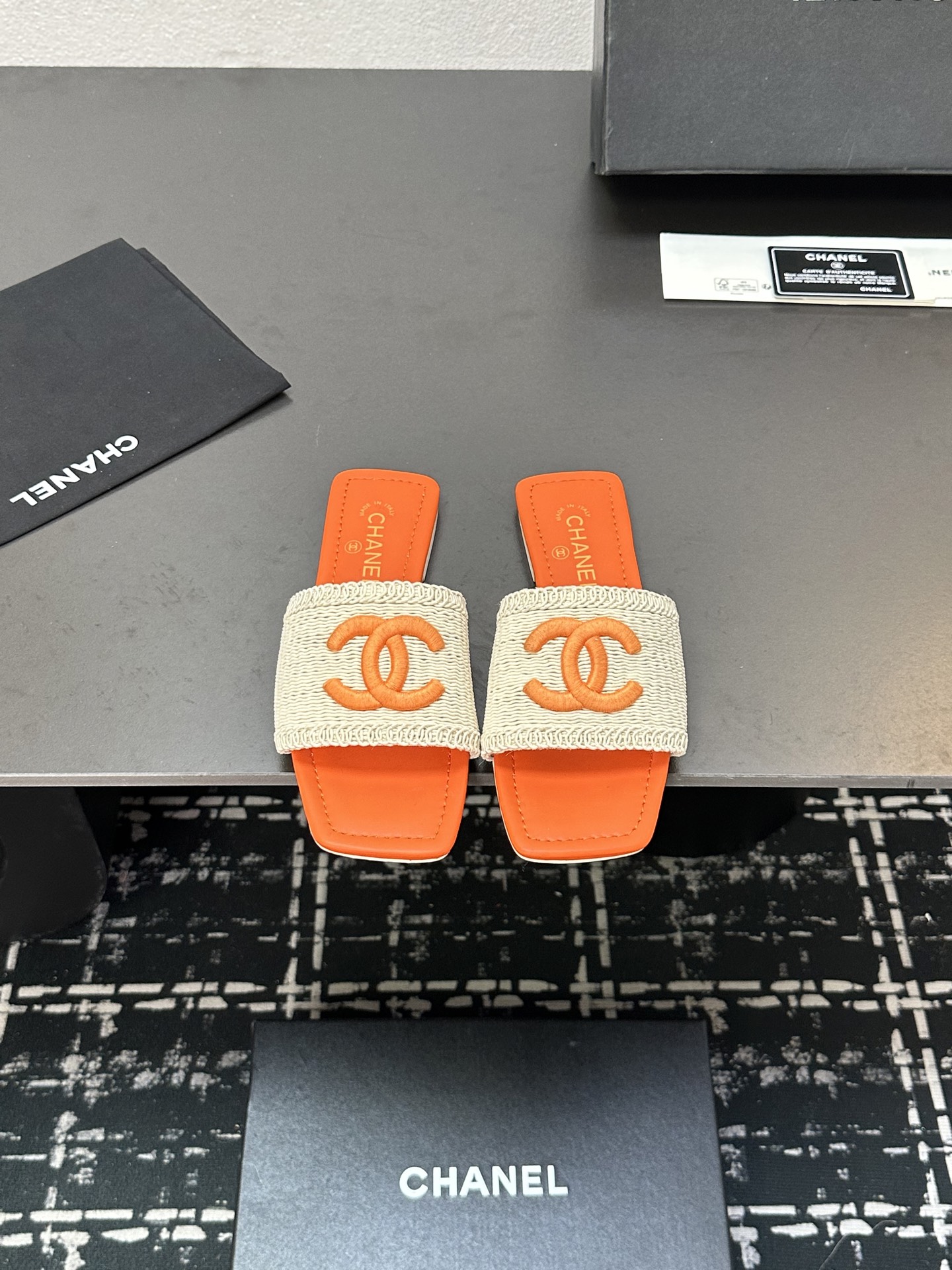 NO:230213,2025 Xiaoxiang must-have items for this season in autumn and winter!  !  Chanel's autumn and winter heavy industry hot product, Xiaohongshu is highly recommended, it looks good no matter how you match it, and it is a must-have for fashionable things. Chanel's women love simple but irresistible combinations show unique styles of dressing, free mixing and matching, and keep up with the fashionable pace of Grandma Shixiang!  !  !  Exquisite details enlarge the original mold opening hardware buckle. Top version purchasing level is created ★The upper is made of original custom cowhide (silk) sheepskin inner lining, sheepskin footbed, genuine leather sole, size 35-39 (40, 41 custom made, slippers, chanel, slippers, cowhide, sheepskin, silk fabric198609092025小香 本季秋冬季必备单品！！ 香奈儿秋冬重工爆款 小红书力推款,怎么搭配都好看,时髦精必备,香奈儿女士钟爱简约又难以抗拒系搭配展现与众不同的穿搭风格、自由混搭闪耀到位跟紧香奶奶时尚步伐！！！精致细节放大看原版开模五金扣 顶级版本代购级别打造★鞋面采用原版定制牛皮（绸缎）羊皮内里,羊皮垫脚,真皮底,码数35-39（40、41定做,拖鞋,chanel,slippers,cowhide,sheepskin,silk fabric,Women's Shoes