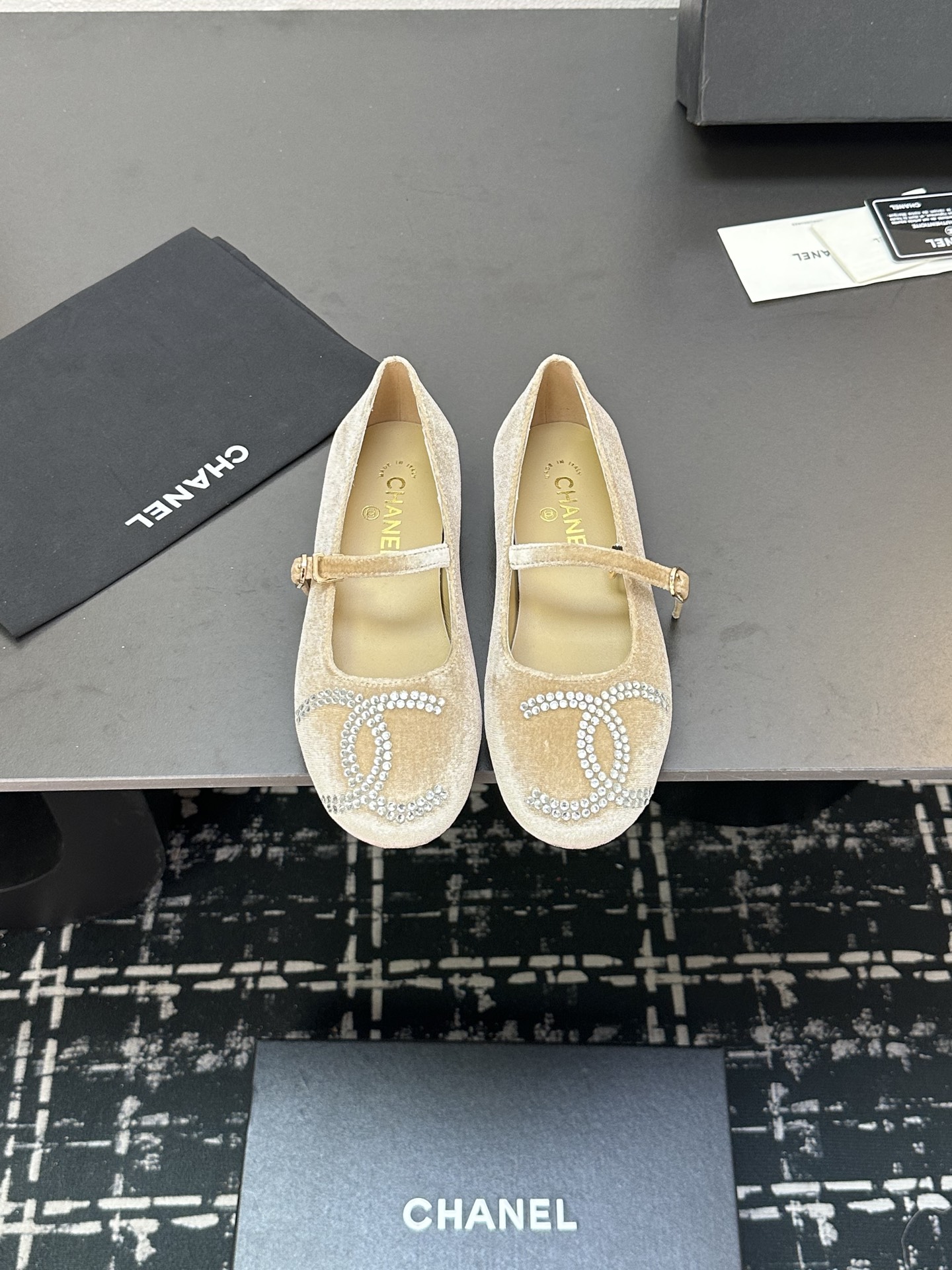 NO:230201,* 25 early spring is the most popular counter, and the pictures are posted on major social platforms. This episode of the show is definitely too handsome, and it is definitely the hottest style of this season. The counter fairies are really too sensible. They don’t get stuck or scratch their feet. The texture is very soft and comfortable. Super versatile. 1 Fabric: velvet 2 Living: Environmentally friendly imported sheepskin 3 Soles: genuine leather soles 4 sizes 35-40 (34 40 41 custom made), ballet shoes, sheepskin, Leather soles19860909* 25早春最 专柜简直疯抢了,各大社交平台热门晒图,这期的走秀款绝对太帅了,绝对是这一季最热门的款式,专柜仙女们真的太识货了,不卡脚也不会磨脚,质感上脚是非常柔软舒服的.超级百搭. 1面料:天鹅绒 2内里:环保进口羊皮 3大底:真皮大底 4码数35-40（34 40 41定做）,芭蕾舞鞋,sheepskin,Leather soles,Women's Shoes