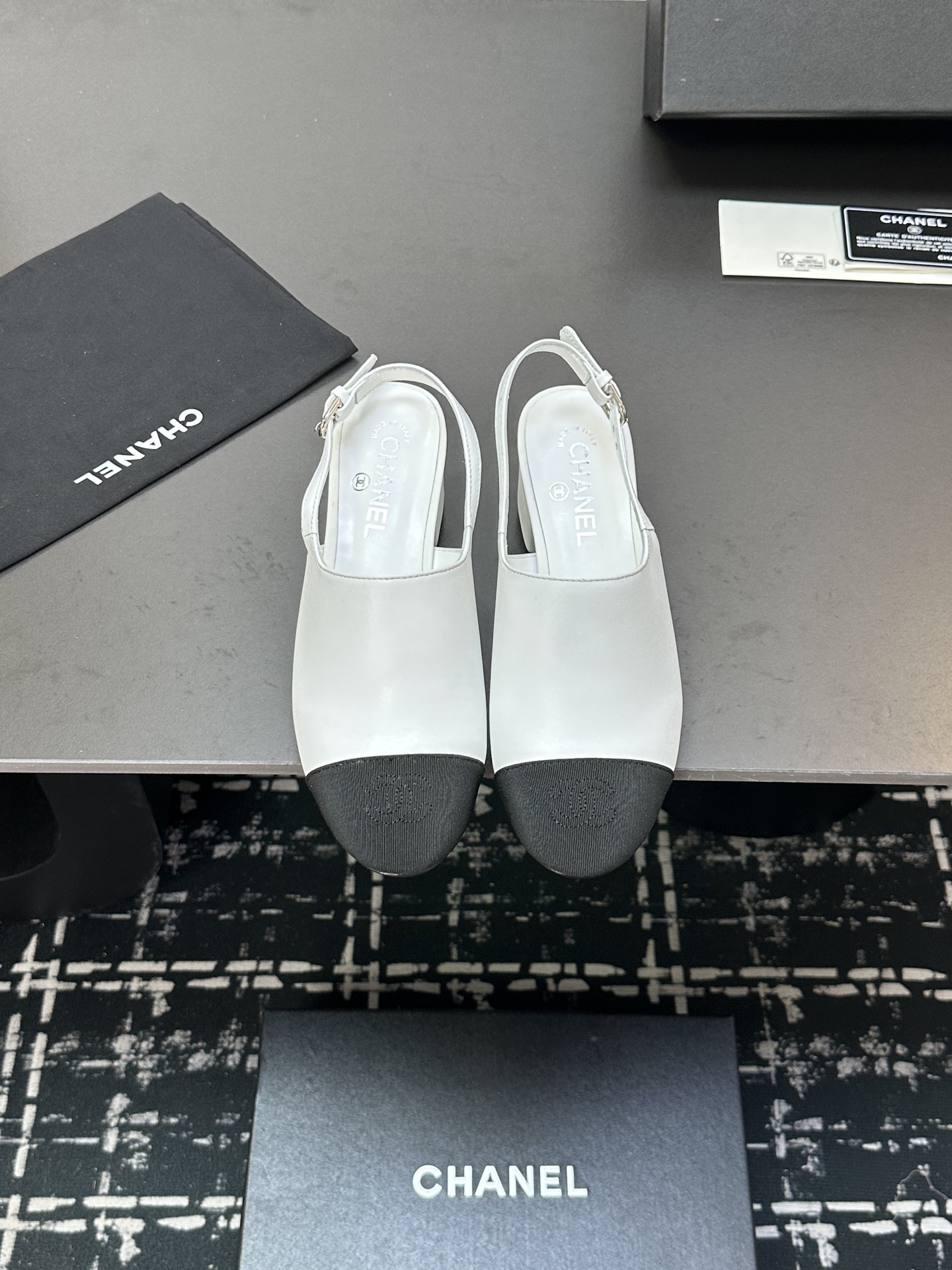 NO:230195,★Xiaoxiang New Spring and Summer Products New Sandals New Embroidery Classic Embroidery of the counter Shows the unique style of dressing so beautiful that there is nothing to say. Must-in-class in summer... Imported sheepskin with upper, mixed-bred sheepskin with heel height 5cm, outsole Italian leather outsole Shoe size: 35-39 (40, 41 42 Customized, non-returned and exchanged):, sandals, sandals, sheepskin, Leather soles19860909★小香 春夏新品 专柜新款凉鞋电绣永不褪去的经典元素 展现与众不同的穿搭风格美到无话可说 夏季必入款…… 鞋面进口羊皮 内里混种羊皮 跟高5cm 大底意大利真皮大底 鞋码: 35-39（40、41 42定制不退换） :,凉鞋,sandals,sheepskin,Leather soles,Women's Shoes