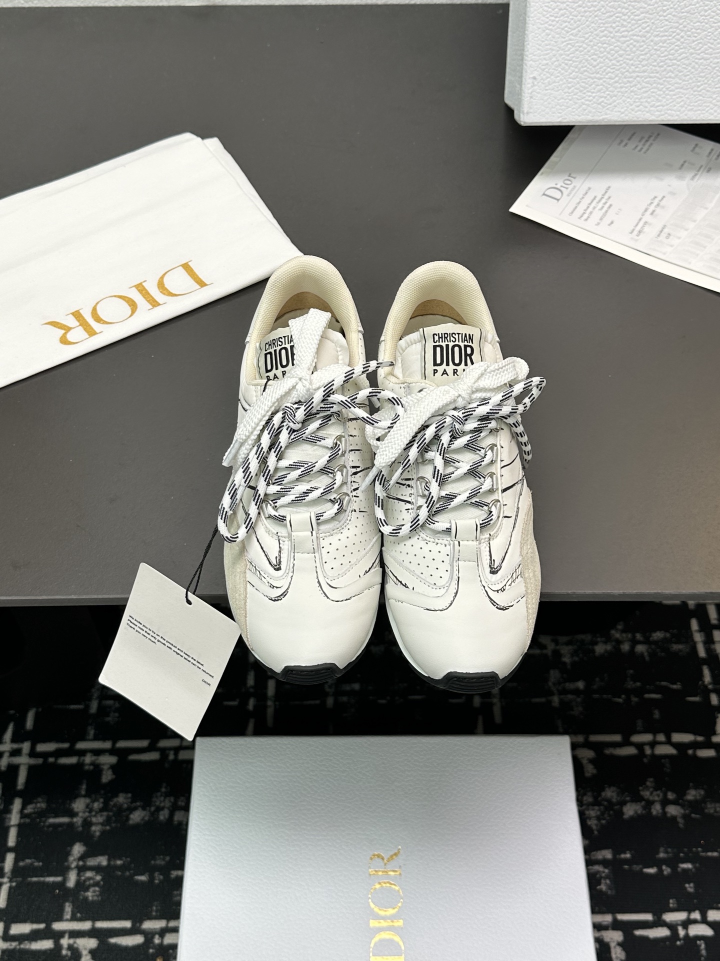 NO:245509,- 25ss early spring new Dior D-Sketch doodle sketch sneakers Casual training shoes Forrest Gump shoes This D-Sketch sneakers were released in the 2025 spring and summer ready-to-wear series, highlighting the classic retro aesthetics. It is carefully crafted in white nylon and cowhide leather, decorated with printed logos inspired by the shoe production stage, paired with beige suede cowhide leather inserts and pair of shoelaces. The side is decorated with handwritten Christian Dior Paris logo, and the heel and tongue are decorated with Christian Dior Paris logo inserts and signs. Paired with a two-color slim rubber sole, it makes it more refined, adding a high-order temperament to various casual looks. The upper is original cowhide with cowhide and rainproof cloth. The inner foot pad is original inner/concave and concave logo pad  Original open mold TPU rubber sole size 35-40 (41 custom made without return or exchange), casual shoes/sports shoes, dior, dior, sneakers, cowhide19860909- 25ss早春新款Dior 迪奥D-Sketch涂鸦素描运动鞋 休闲德训鞋 阿甘鞋 这款 D-Sketch 运动鞋于迪奥二零二五春夏成衣系列发布秀精彩亮相,彰显经典的复古美学.采用白色尼龙和牛皮革精心制作,饰以灵感源自鞋履制作阶段的印花标志,搭配米色绒面牛皮革镶片和双鞋带.侧面饰以手写风格的Christian Dior Paris标志,鞋跟和鞋舌点缀以Christian Dior Paris标志镶片和标牌.搭配双色纤薄橡胶鞋底更显精致,可为各式休闲造型增添高订气质 鞋面原版牛皮面搭配牛绒与防雨布 内里垫脚原版内里/凹凸logo垫脚 鞋底原版开模TPU橡胶大底 码数35-40（41定做不退换）,休闲鞋/运动鞋,dior,dior,sneakers,cowhide,Women's Shoes