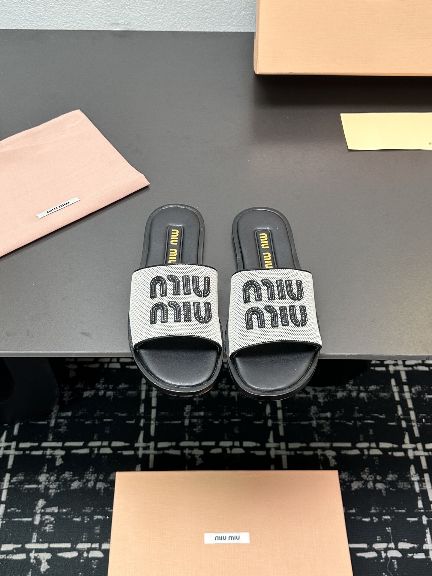 NO:241290,Original snowflake dot fabric will make you cool for the summer~Sandals Miu Miu, major shopping agents around the world are on the market. The 2025 catwalk is exposed and the very staying Maillard color flat shoes [Please note that the letters made in my home are as three-dimensional as the original version, unlike other people's flat drops] Material original customized snowflake dot fabric inner sheepskin sole genuine leather sole size Women's 35-41, slippers, miumiu, sandals, flats, slippers, sheepskin, Leather soles19860909原版雪花点面料让你凉爽一夏～凉鞋Miu Miu 缪缪 ,全球各大代购官网火爆上市. 2025走秀场曝光 、非常留行的美拉德配色平底鞋【请注意我家做的字母像原版一样立体感很强 ,不像别家的扁扁滴】 材质原版定制雪花点面料 内里羊皮 鞋底真皮大底 size 女35-41,拖鞋,miumiu,sandals,flats,slippers,sheepskin,Leather soles,Women's Shoes