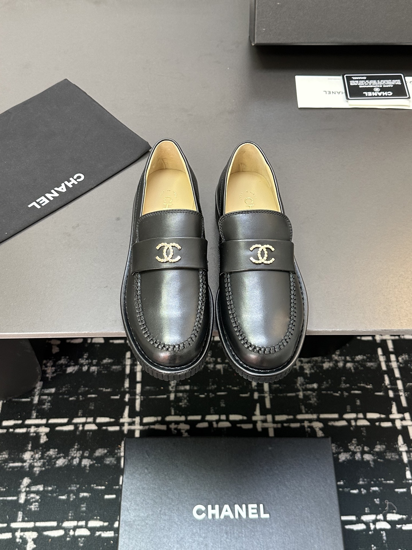 NO:230184,Purchase grade Xiaoxiang 25/A early spring style Loafer single shoes, slippers, thick soles, small leather shoes, unique elements of Xiaoxiang, chain matching, small thick heels increase height, upper legs look thinner ~ light luxury and fashionable, work, daily wear, no tiring feet, fabric original sheepskin, butter leather, heel height 5.5cm, original dyed open molded large sole leather Digital 35-41 (ordered 40-41) are all equipped with genuine Italian packaging, loafers, loafers, sheepskin19860909代购级 小香25/A早春款 乐福单鞋 便鞋 厚底 小皮鞋 小香独特元素 链条搭配 小粗跟水台增高,上腿显细～轻奢时髦 上班 日常穿搭不累脚 面料原版羊皮 牛油皮 跟高5.5cm ,原版透染开模大底皮 数码35-41（40-41订） 均配有意大利正品包装,乐福鞋,loafers,sheepskin,Women's Shoes