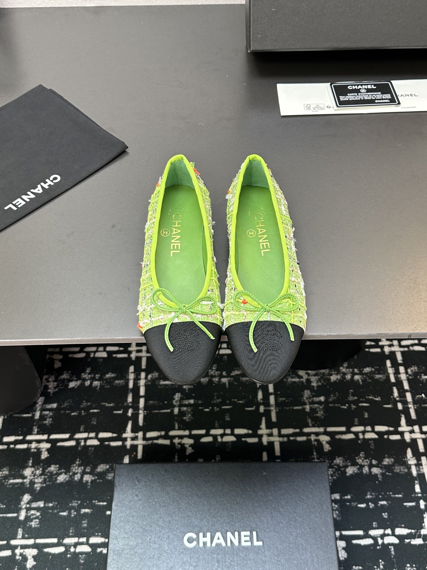 NO:230222,Chan*l Classic Slingback Little Flavor Ballet Shoes Just like what Coco Chanel said is the popularity is fleeting, but the style lasts forever!  This pair of empty shoes is the classic among Xiangjia classics!  The two-color combination is simple and exquisite. The universal evergreen style in the counter is always out of date!  Imported cowhide silk, imported sheepskin lining, imported cowhide soles from Italy!  Top quality, Size35-40 (34 40 41 42 customized), single shoes, chanel, chanel, chanel, cowhide, sheepskin, silk fabric19860909chan*l经典slingback小香芭蕾舞鞋 就像coco香奈儿女士说的流行稍纵即逝,但风格永存！这双后空鞋就是香家经典中的经典！双色搭配,简约精致,专柜里的万能长青款,永远不过时单品！ 进口牛皮材质绸缎 进口羊皮内里,意大利进口牛皮革鞋底！ 顶级品质,Size35-40（34 40 41 42 定做）,单鞋,chanel,chanel,chanel,cowhide,sheepskin,silk fabric,Women's Shoes