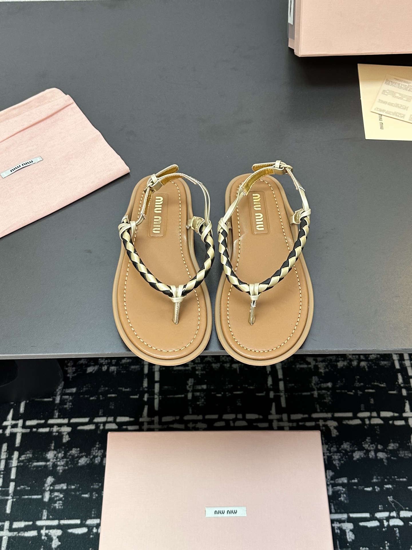 NO:241281,~Sandals Miu Miu, major purchasing agents around the world, are on the market. Neil sheepskin sole original customized outsole size for women 35-40, split-toe shoes, miumiu, sandals, sheepskin19860909～凉鞋Miu Miu 缪缪 ,全球各大代购官网火爆上市. 内里羊皮 鞋底原版定制大底 size 女35-40,分趾鞋,miumiu,sandals,sheepskin,Women's Shoes