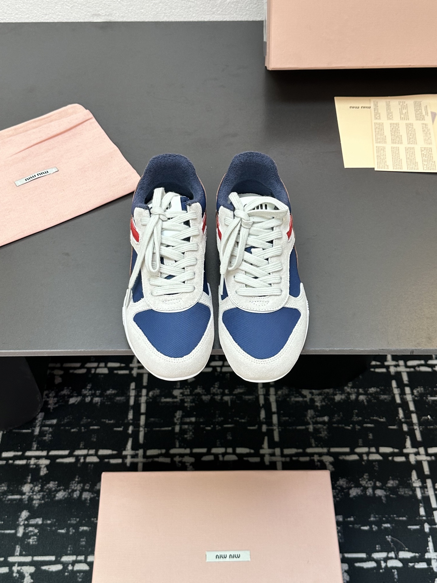 NO:241279,Miumiu breathable mesh casual shoes, new British style lace-up MiuMiu show Candy color splicing   retro old~ dirty shoes Multiple collisions, beautiful and fashionable favorite~ super comfortable to wear, fabric cowhide   cow velvet   imported breathable mesh inner towel cloth, original molded rubber sole size 35-41, casual shoes/sports shoes, miumiu, sneakers, cowhide19860909miumiu缪缪透气网布休闲鞋,新款英伦风系带MiuMiu秀场 糖果色拼接 复古做旧~脏脏鞋 多元对撞,美炸了 时髦精最爱~上脚超级舒服 面料牛皮 牛反绒 进口透气网布 内里毛巾布 大底原版开模橡胶底 码数35-41,休闲鞋/运动鞋,miumiu,sneakers,cowhide,Women's Shoes