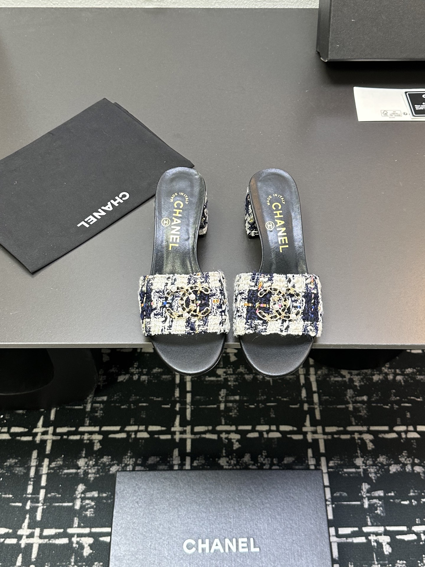 NO:231412,★★★★★★ Many celebrities are popular with a versatile series that domestic and foreign bloggers are a must-have for spring and summer wardrobe matching. Sandals are the first choice. Upper imported super soft sheepskin inner lining: imported crystal sheepskin lining, original mold-open custom leather sole Shoe size: 35-39 (34, 40, 41, customized without return) Delivery latest luxury counter synchronous packaging Flat sole high heels, sandals, sandals, sheepskin19860909★★★★★ 众多明星网红上脚,国内外博主刷爆的一个百搭系列,春夏衣橱搭配必备 凉鞋首选. 鞋面进口超柔羊皮  内里: 进口水晶羊皮内里 大底原版开模定制真皮底 鞋码: 35-39（34、40、41、定做不退换） 配送豪华最新专柜同步包装 平底高跟,凉鞋,sandals,sheepskin,Women's Shoes