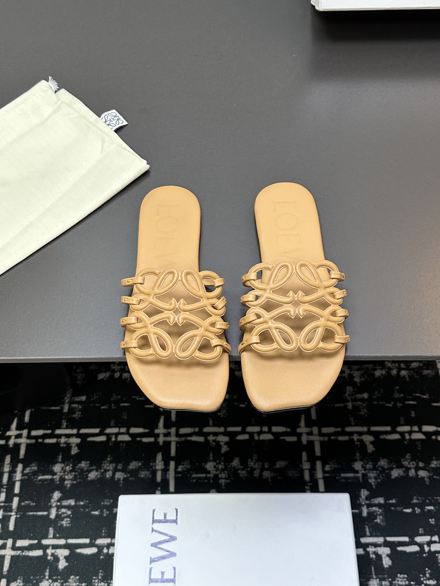 NO:231414,LOEWE 25ss Spring and summer new product slippers Crazy grass planting simple design feels cleaner and more elegant, making you miss it. The color is also very pleasing and beautiful. The instant you put on your feet, it is full of temperament and aura, which is invincible and handsome. The upper is made of cowhide print, the inside is tiptoed, sheepskin, Italy imported injection molded leather sole Size#35-42 (40 41 42 customization, no return or exchange), sandals, loewe, loewe, sandals, slippers, cowhide, sheepskin, Leather soles19860909LOEWE 罗意威 25ss 春夏新品 拖鞋 疯狂种草简约设计感觉更干净优雅 让你念念不忘 颜色也很耐看漂亮,上脚瞬间气质十足气场,简直无敌帅气有型 鞋面采用牛皮印花 内里踮脚 羊皮 意大利进口注塑真皮大底 Size#35-42（40 41 42定制不退换）,凉鞋,loewe,loewe,sandals,slippers,cowhide,sheepskin,Leather soles,Women's Shoes