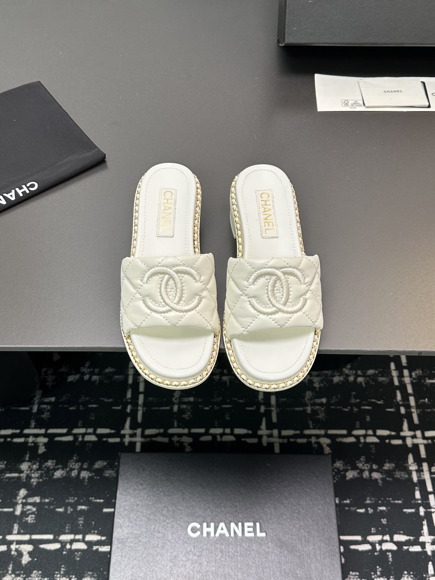 NO:231416,2025★★★★★★ Many celebrities are here to watch, a versatile series that domestic and foreign bloggers are popular. A must-have for spring and summer wardrobe matching. Sandals are the first choice. Upper imported super soft sheepskin inner lining: imported crystal sheepskin lining, original leather sole, shoe size: 35-39 (40, 41, customized, non-return and exchange) Delivery luxury latest counter synchronous packaging, sandals, sandals, sheepskin198609092025★★★★★ 众多明星网红上脚,国内外博主刷爆的一个百搭系列,春夏衣橱搭配必备 凉鞋首选. 鞋面进口超柔羊皮  内里: 进口水晶羊皮内里 大底原版真皮底 鞋码: 35-39（40、41、定做不退换） 配送豪华最新专柜同步包装,凉鞋,sandals,sheepskin,Women's Shoes