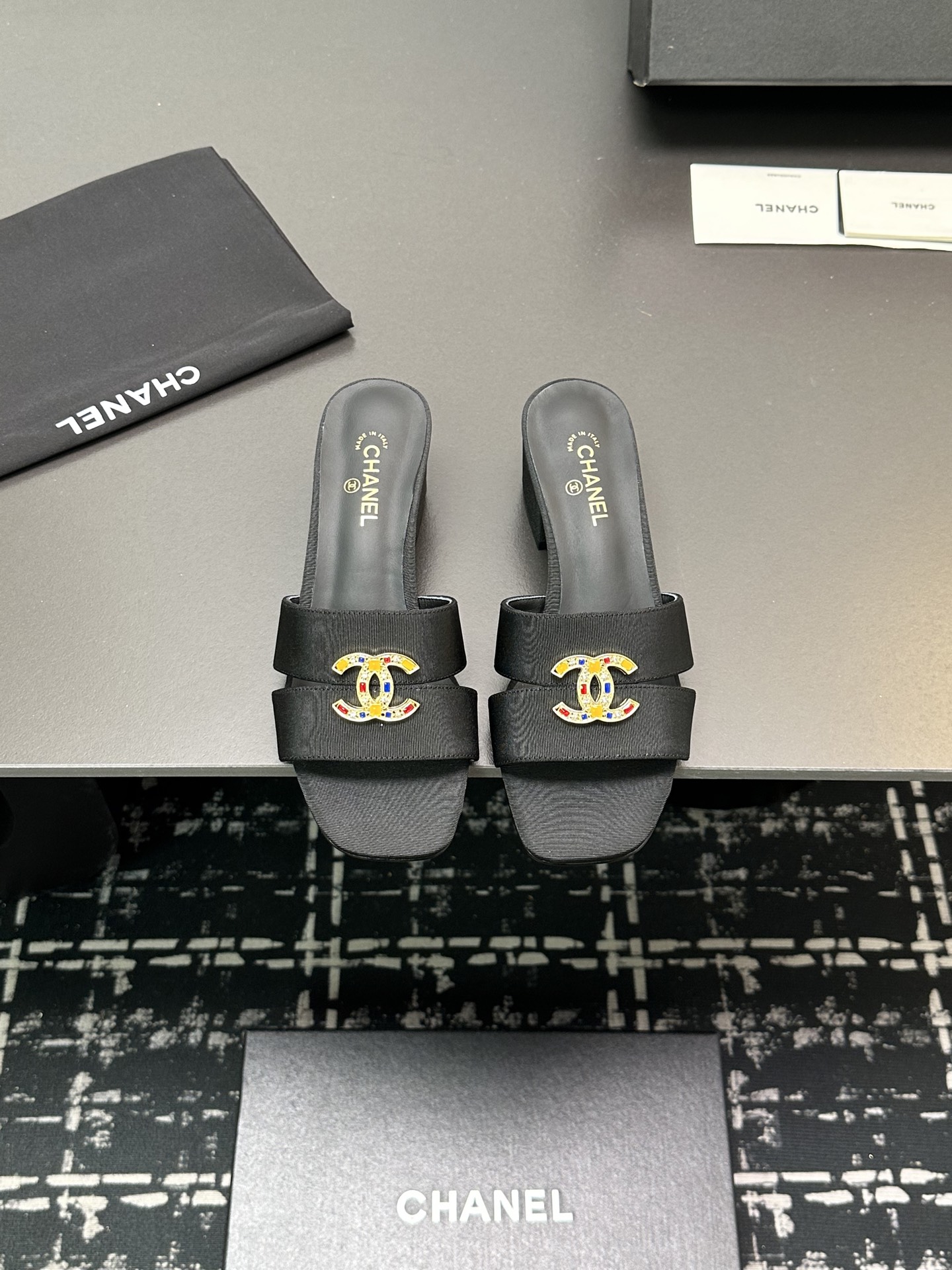 NO:231418,2025★★★★★★ Many celebrities are popular, a versatile series that domestic and foreign bloggers are popular. A must-have for spring and summer wardrobe matching. Sandals are the first choice. Upper imported silk and satin inner lining: imported crystal sheepskin lining, original mold-open custom leather sole Shoe size: 35-39 (34, 40, 41, customized without return) Delivery luxury latest counter synchronous packaging P, sandals, sandals, sheepskin, silk fabric198609092025★★★★★ 众多明星网红上脚,国内外博主刷爆的一个百搭系列,春夏衣橱搭配必备 凉鞋首选. 鞋面进口绸缎  内里: 进口水晶羊皮内里 大底原版开模定制真皮底 鞋码: 35-39（34、40、41、定做不退换） 配送豪华最新专柜同步包装 P,凉鞋,sandals,sheepskin,silk fabric,Women's Shoes