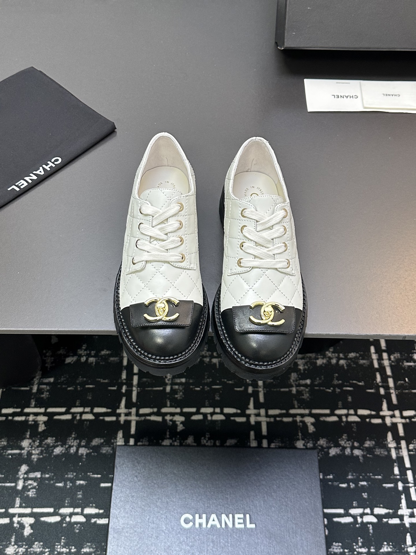 NO:231396,Chanel Xiaoxiang 25K new single shoes, original 1:1 replica, classic among classics, whether paired with pants or skirts, the small round head design is very good to modify the foot shape, a must-have for little fairies!  The upper is made of imported calfskin, top-grade mixed-bred sheepskin inside, original outsole, size 35-39 (customized by 40/41), single shoes, chanel, skirts, cowhide, sheepskin19860909Chanel 小香25K新品单鞋 原版1:1复刻 经典中的经典 无论搭配裤装还是裙装都是完美 小圆头的设计很好的修饰脚型 小仙女们必备！ 鞋面采用进口小牛皮 内里顶级混种羊皮 原版大底 码数 35-39（40/41定制）,单鞋,chanel,skirts,cowhide,sheepskin,Women's Shoes