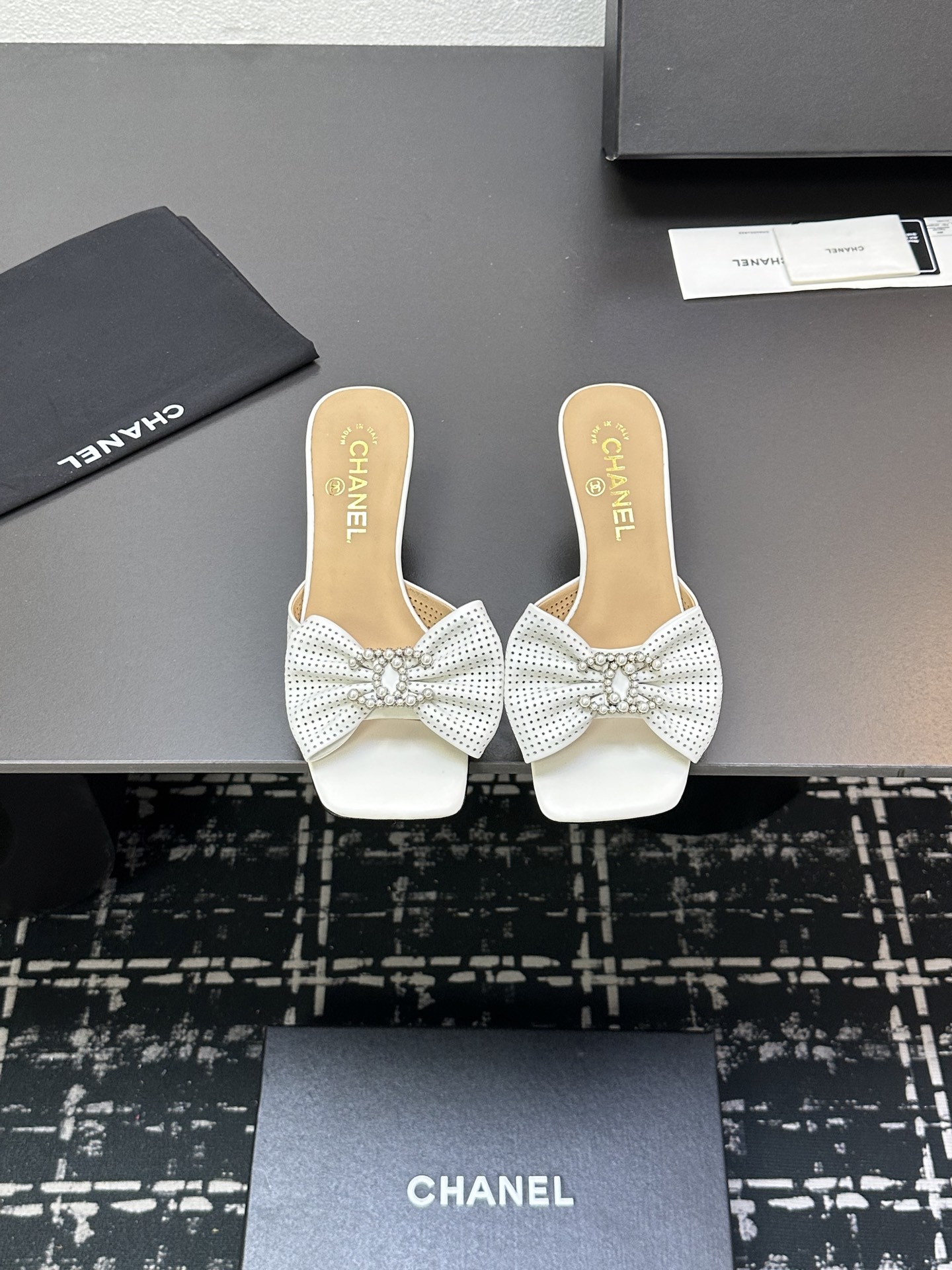 NO:231420,★★★★★★ Many celebrities are popular with a versatile series that domestic and foreign bloggers are a must-have for spring and summer wardrobe matching. Sandals are the first choice. Upper imported sheepskin inner lining: imported crystal sheepskin inner lining, original mold-open custom leather sole Shoe size: 35-39 (34, 40, 41, customized without return) Delivery luxury latest counter synchronous packaging, sandals, sandals, sheepskin19860909★★★★★ 众多明星网红上脚,国内外博主刷爆的一个百搭系列,春夏衣橱搭配必备 凉鞋首选. 鞋面进口羊皮  内里: 进口水晶羊皮内里 大底原版开模定制真皮底 鞋码: 35-39（34、40、41、定做不退换） 配送豪华最新专柜同步包装,凉鞋,sandals,sheepskin,Women's Shoes